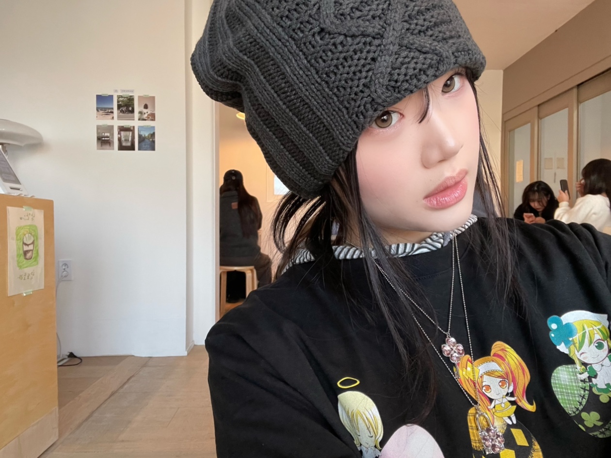 Hatchingroom Jacquard Big Beanie Charcoal 착용 스타일