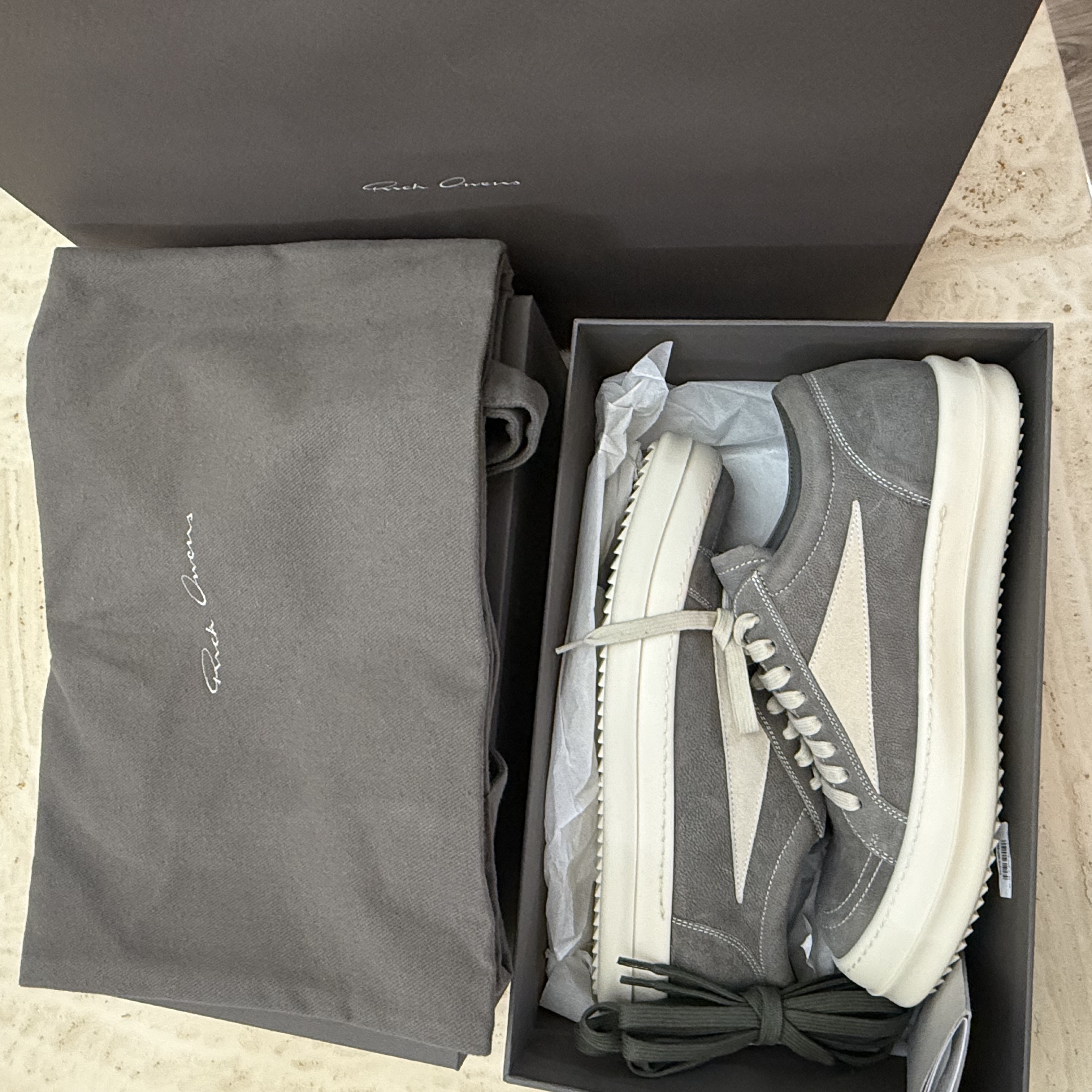Rick Owens Drkshdw Vintage Sneakers Black Milk 착용 스타일 - 1
