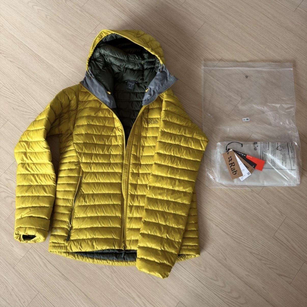Rab Microlight Alpine Jacket Dark Pollen 착용 스타일