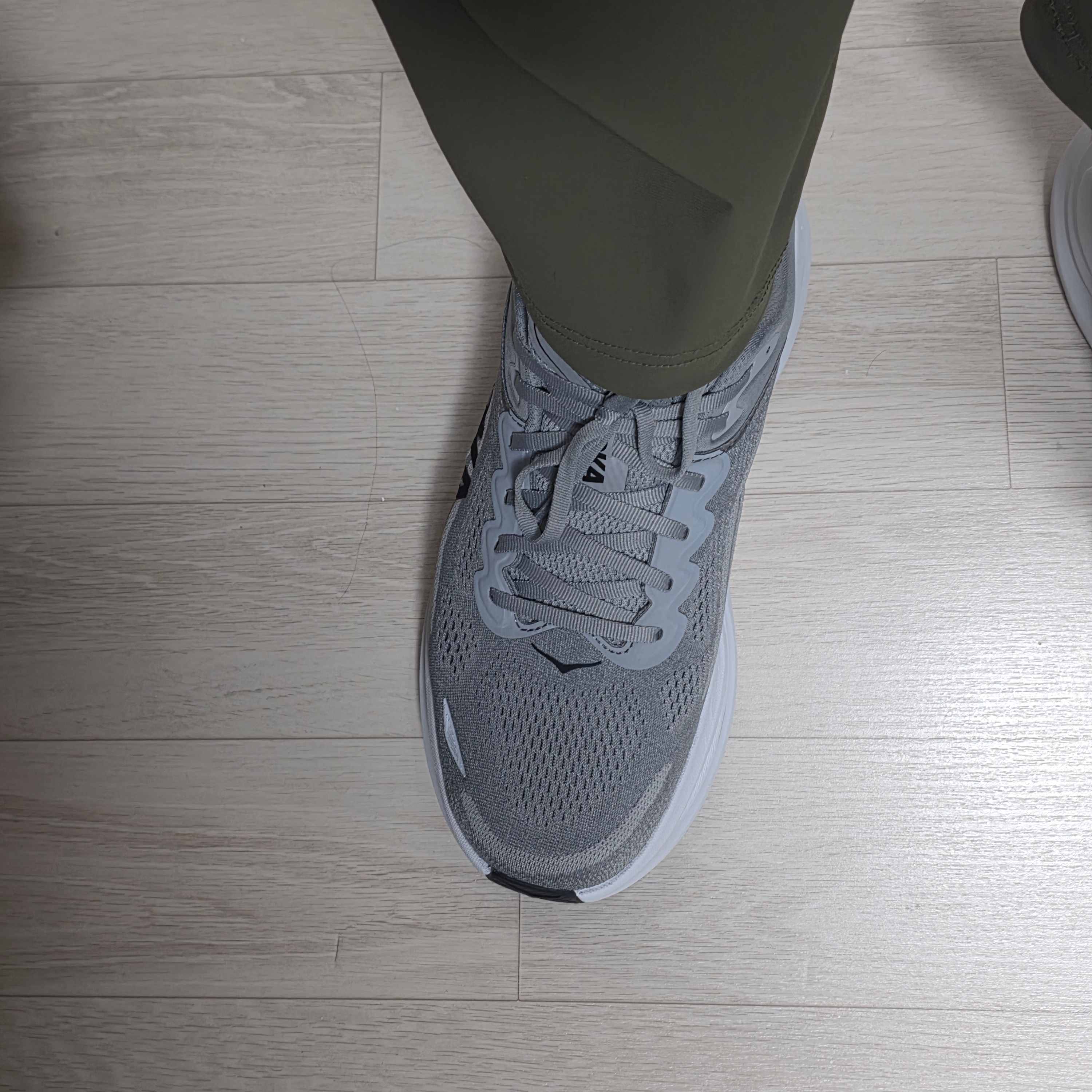Hoka Bondi 9 Galactic Grey Stellar Grey - Regular 착용 스타일 - 2