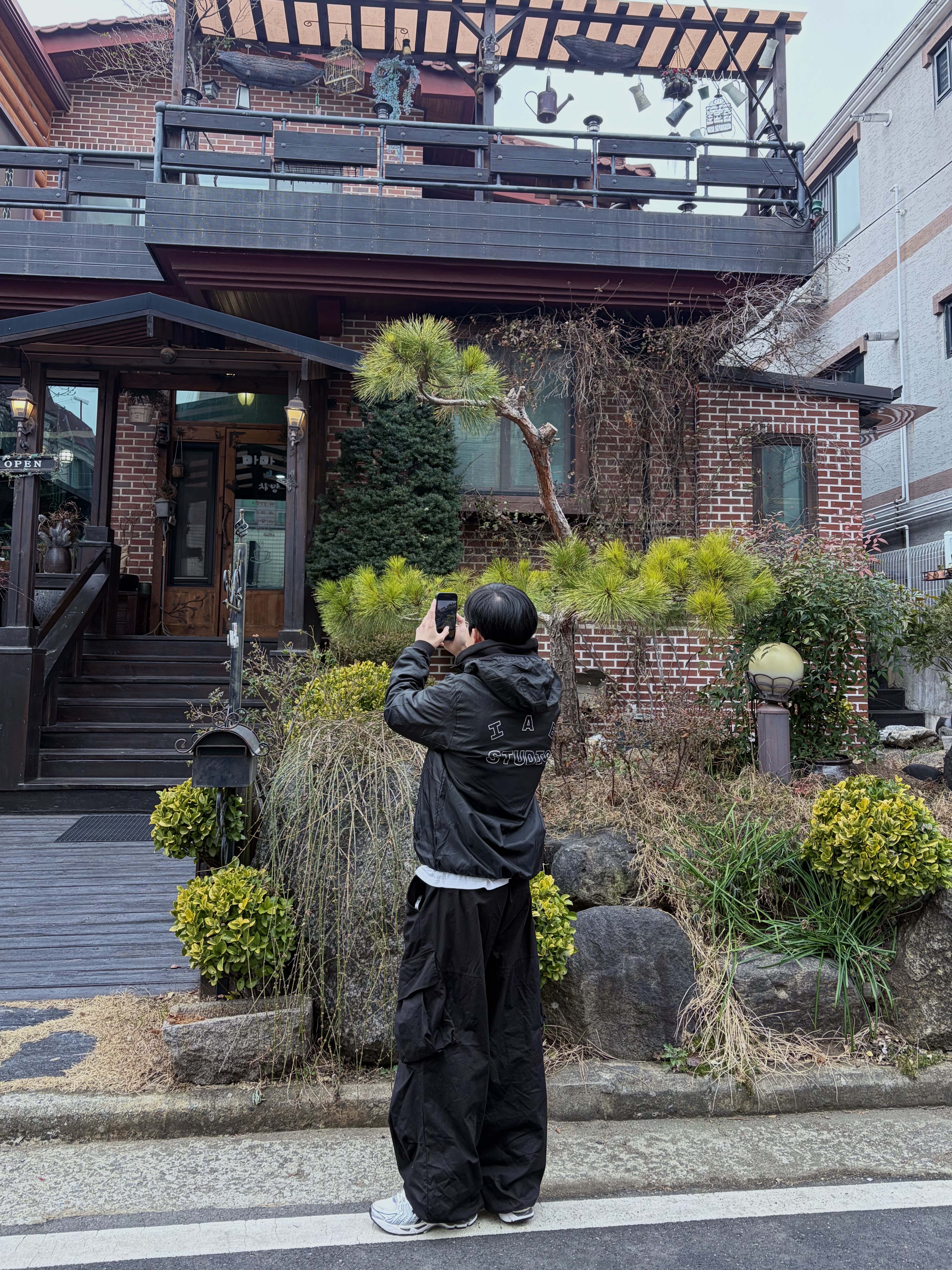 IAB Studio Ripstop Wind Jacket Black 착용 스타일