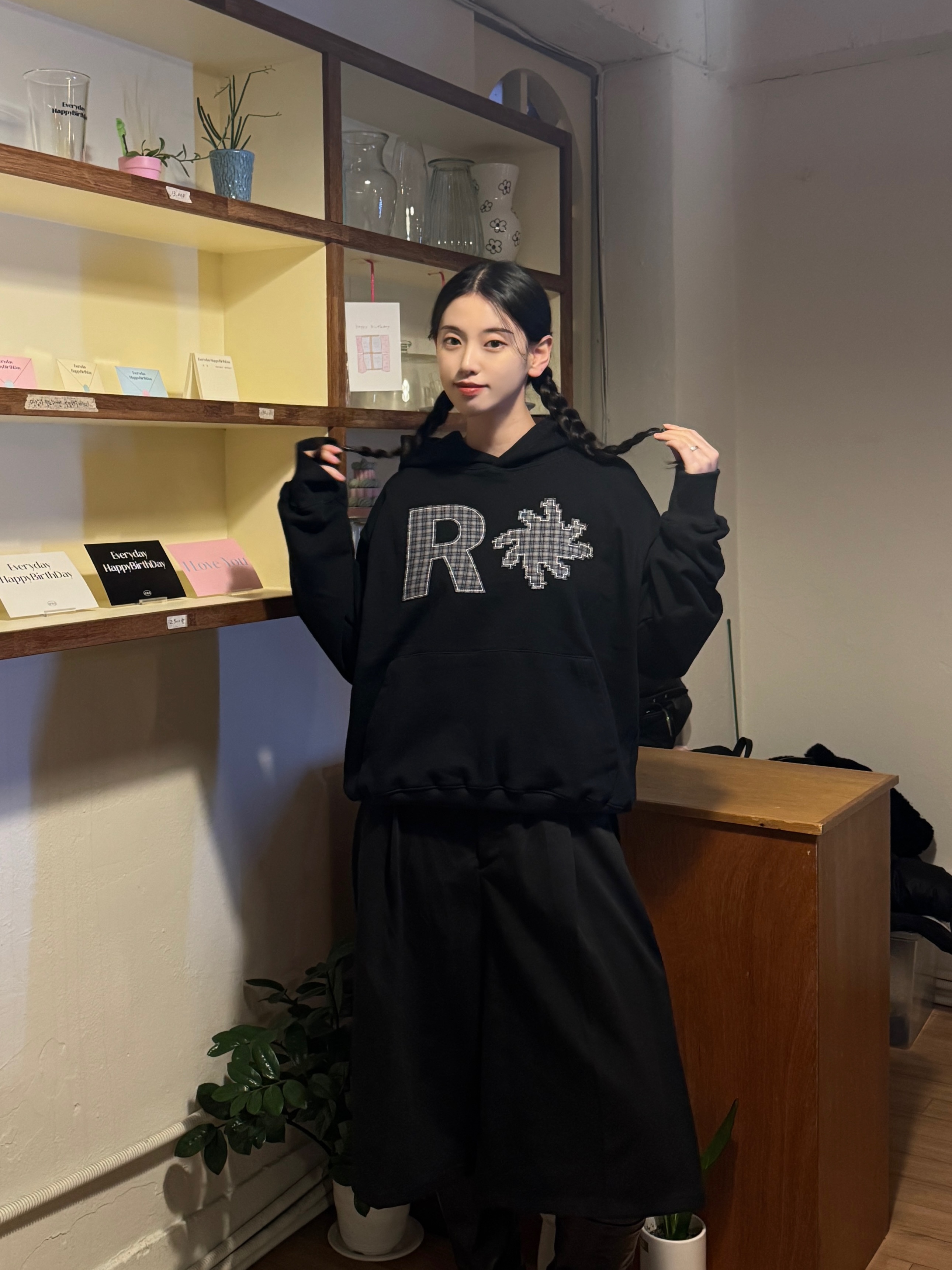 SLOW RECORD HOUSE Check Patch Hoodie Black 착용 스타일 - 9