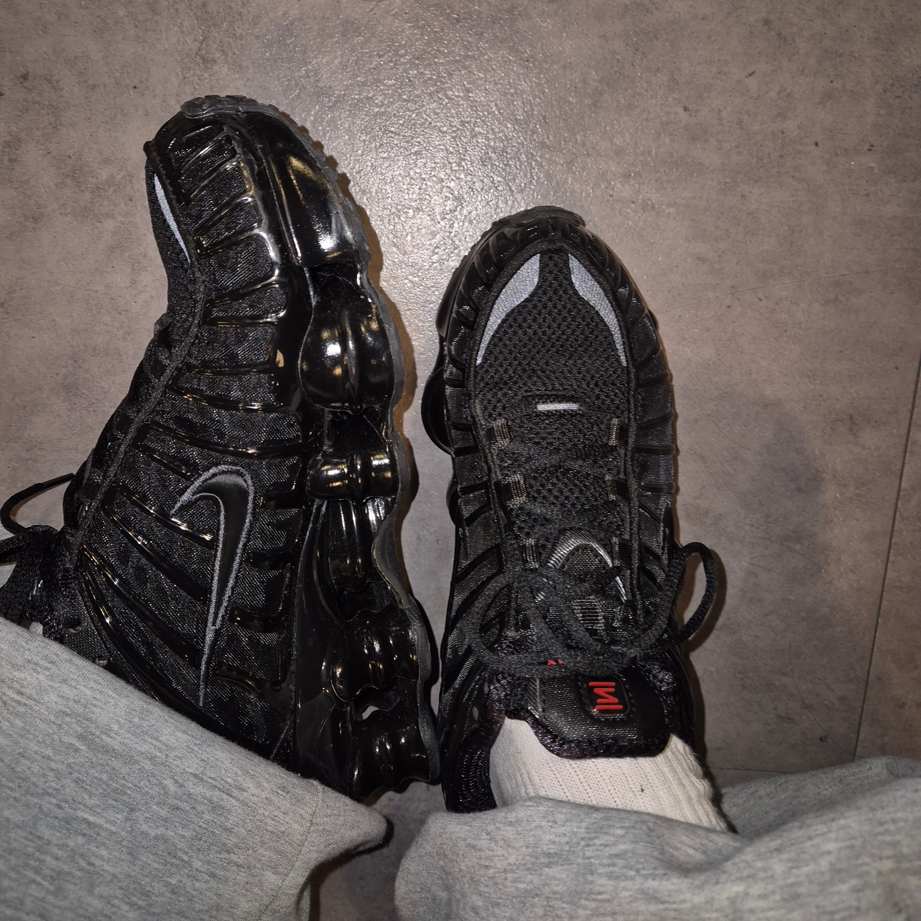 (W) Nike Shox TL Black and Max Orange 착용 스타일 - 2