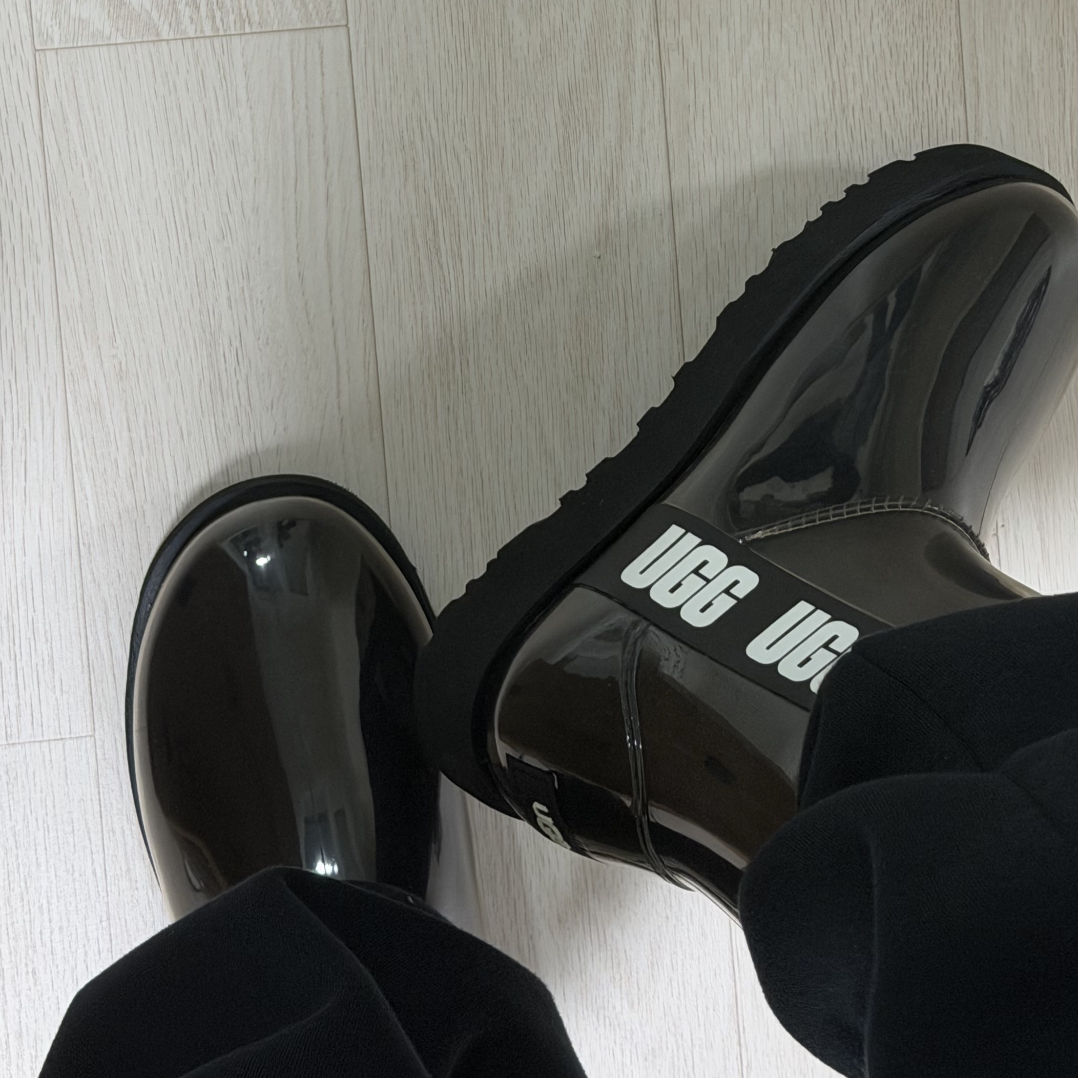(W) UGG Classic Clear Mini Boots Black 착용 스타일 - 3