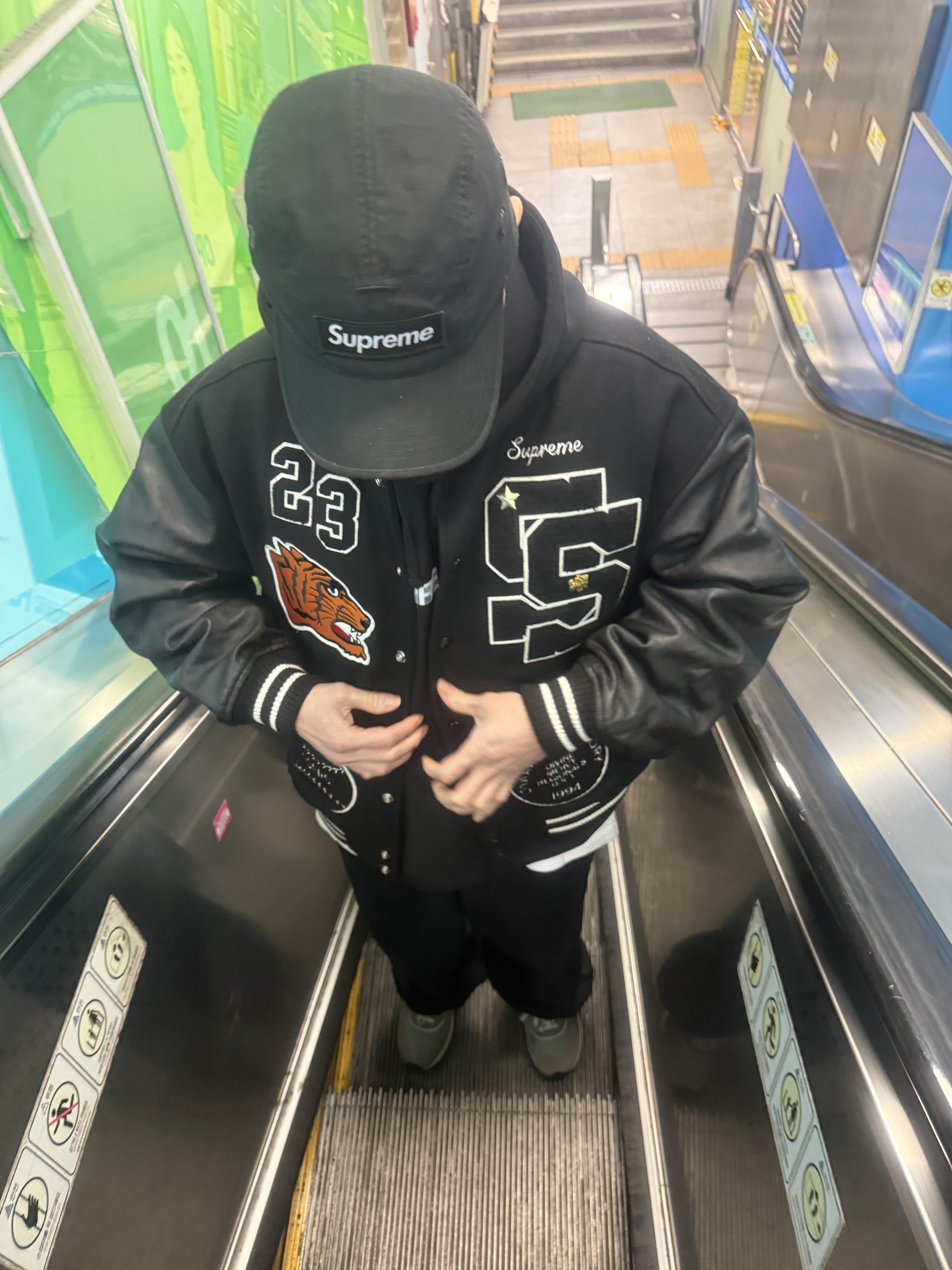 Supreme Tiger Varsity Jacket Black - 23FW 착용 스타일 - 2