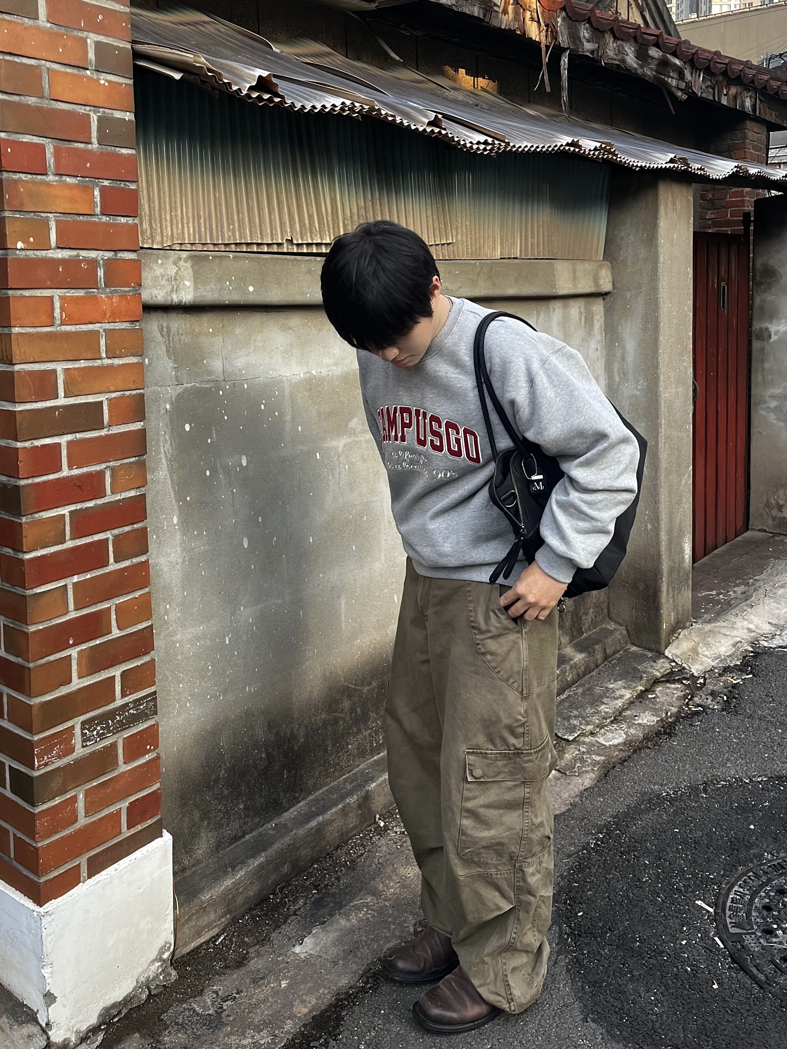 noun Washed Cargo Pants Khaki, MUCENT 4way Sigature Logo Tote Bag Black 착용 스타일 - 1