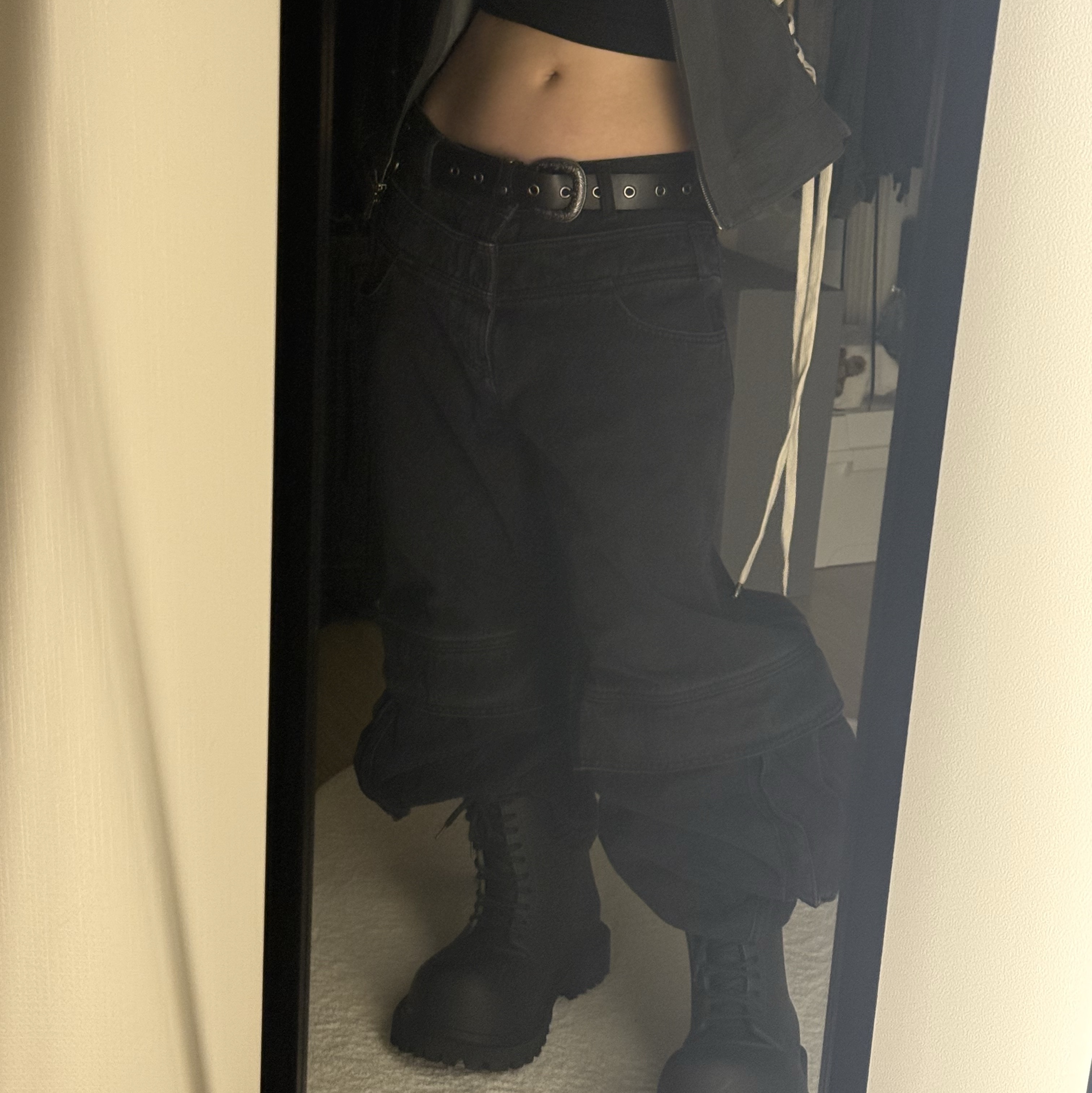 Balenciaga XL Army Boots Full Eva Black, [KREAM 단독] BLR x POG Divided Curved Line Double Buckle Pants Black 착용 스타일 - 2
