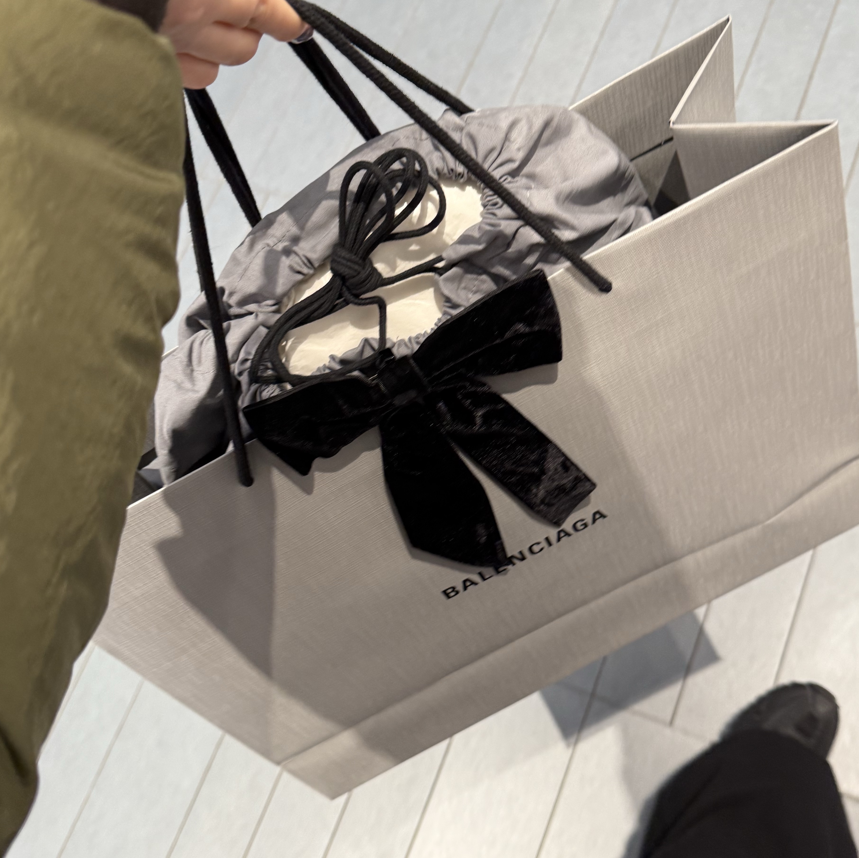Balenciaga Rodeo Handbag Medium Grained Calfskin Black 착용 스타일 - 2
