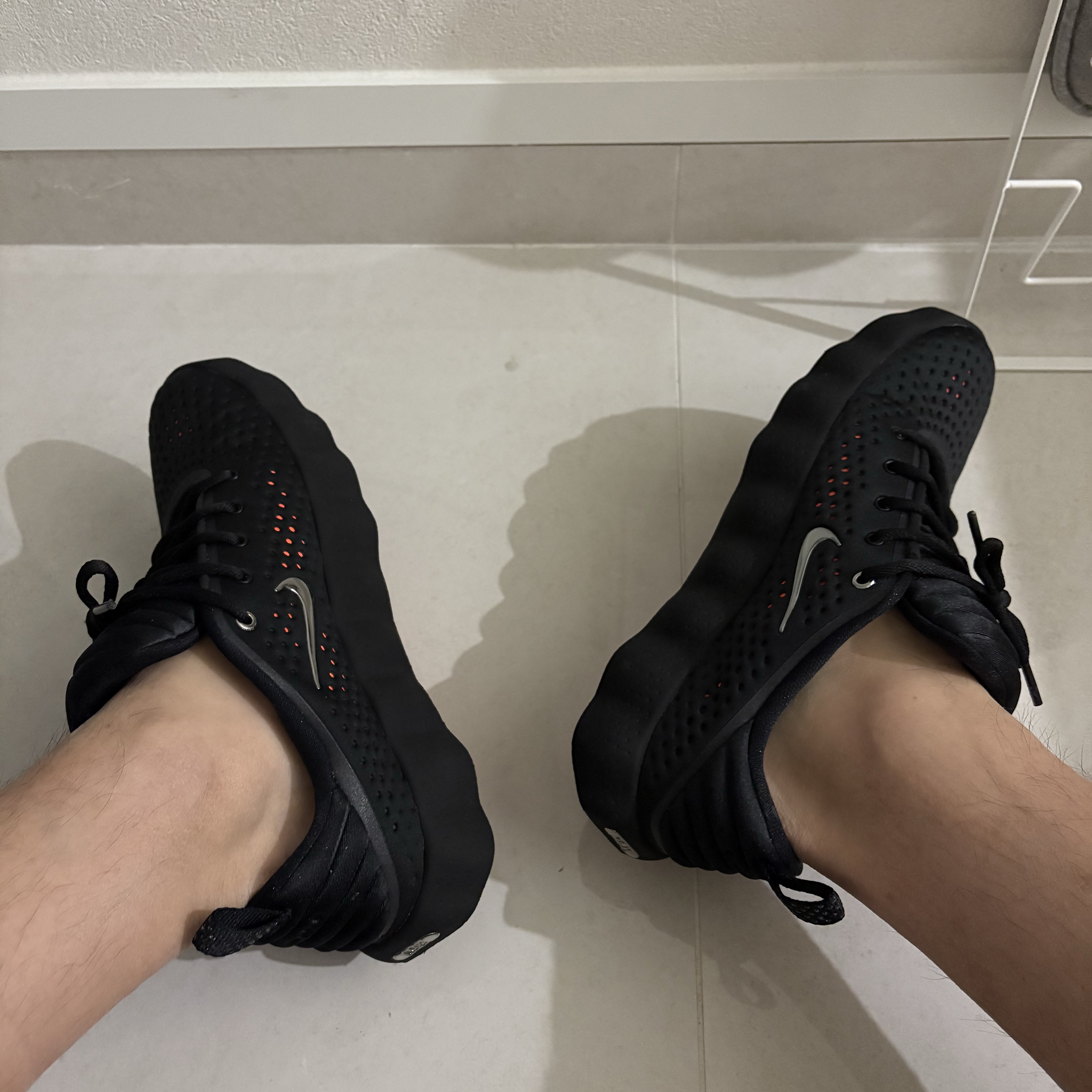 Nike Mind 002 Black Hyper Crimson 착용 스타일