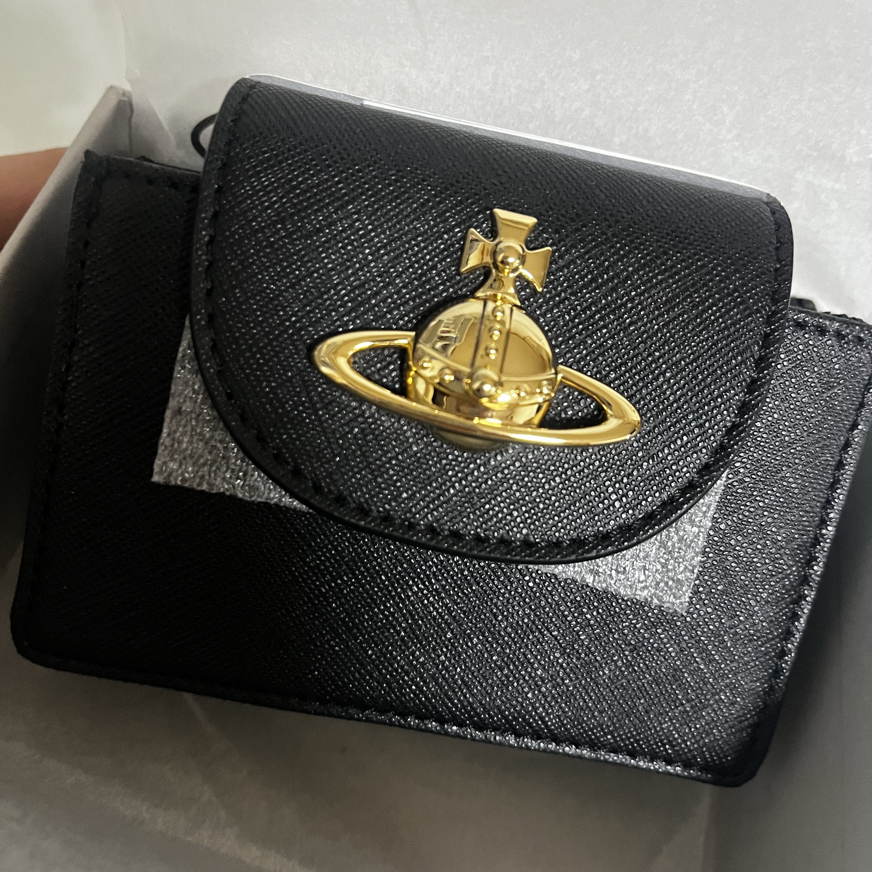Vivienne Westwood Saffiano Compact Card Holder Black 착용 스타일 - 2