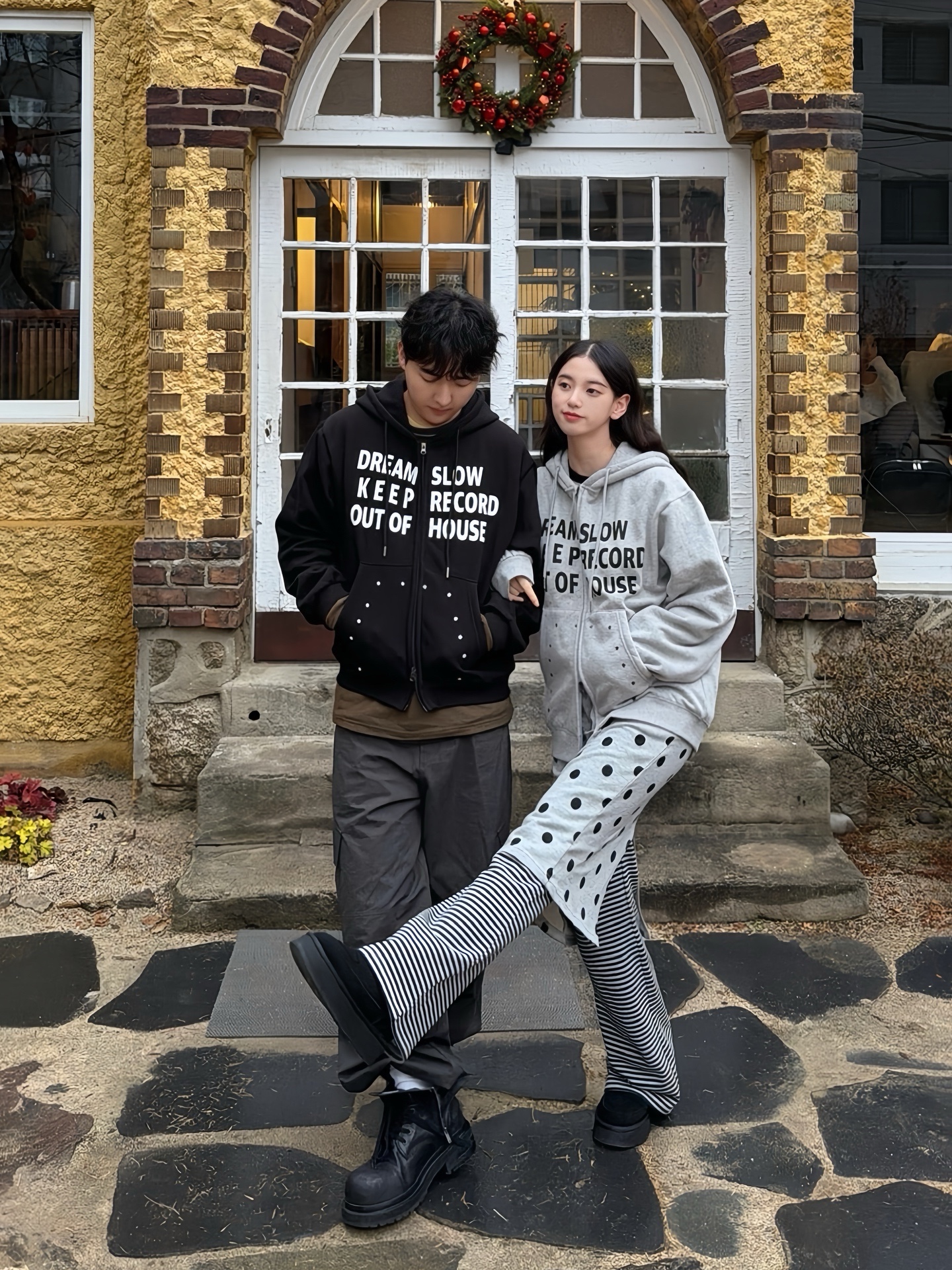 SLOW RECORD HOUSE Typo Star Hood Zip-Up Grey, SLOW RECORD HOUSE Typo Star Hood Zip-up Black 착용 스타일 - 3
