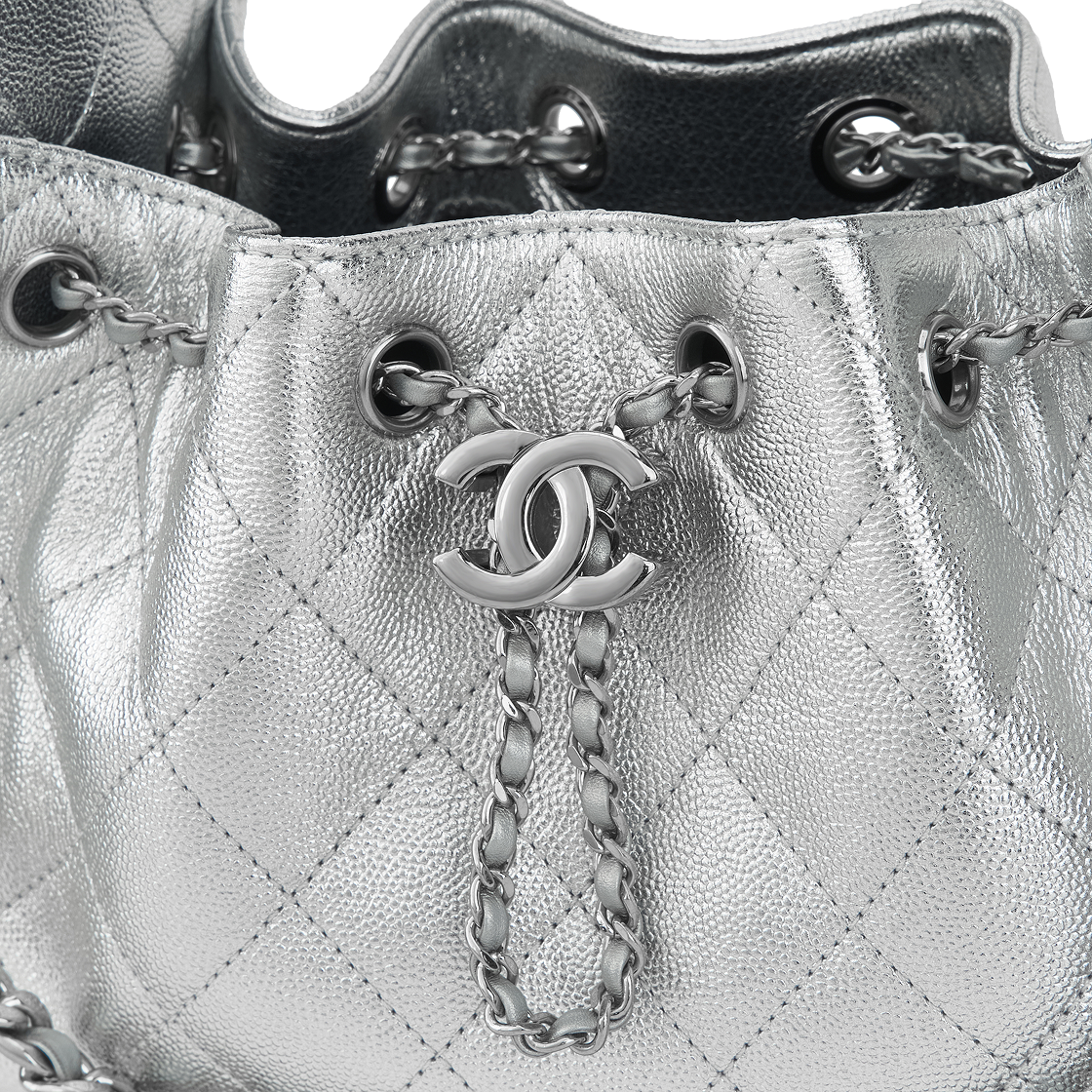 샤넬 25 미니백 메탈릭 그레인드 카프스킨 & 실버 메탈 실버(Chanel 25 Mini Bag Metallic Grained Calfskin & Silver Silver) - 4
