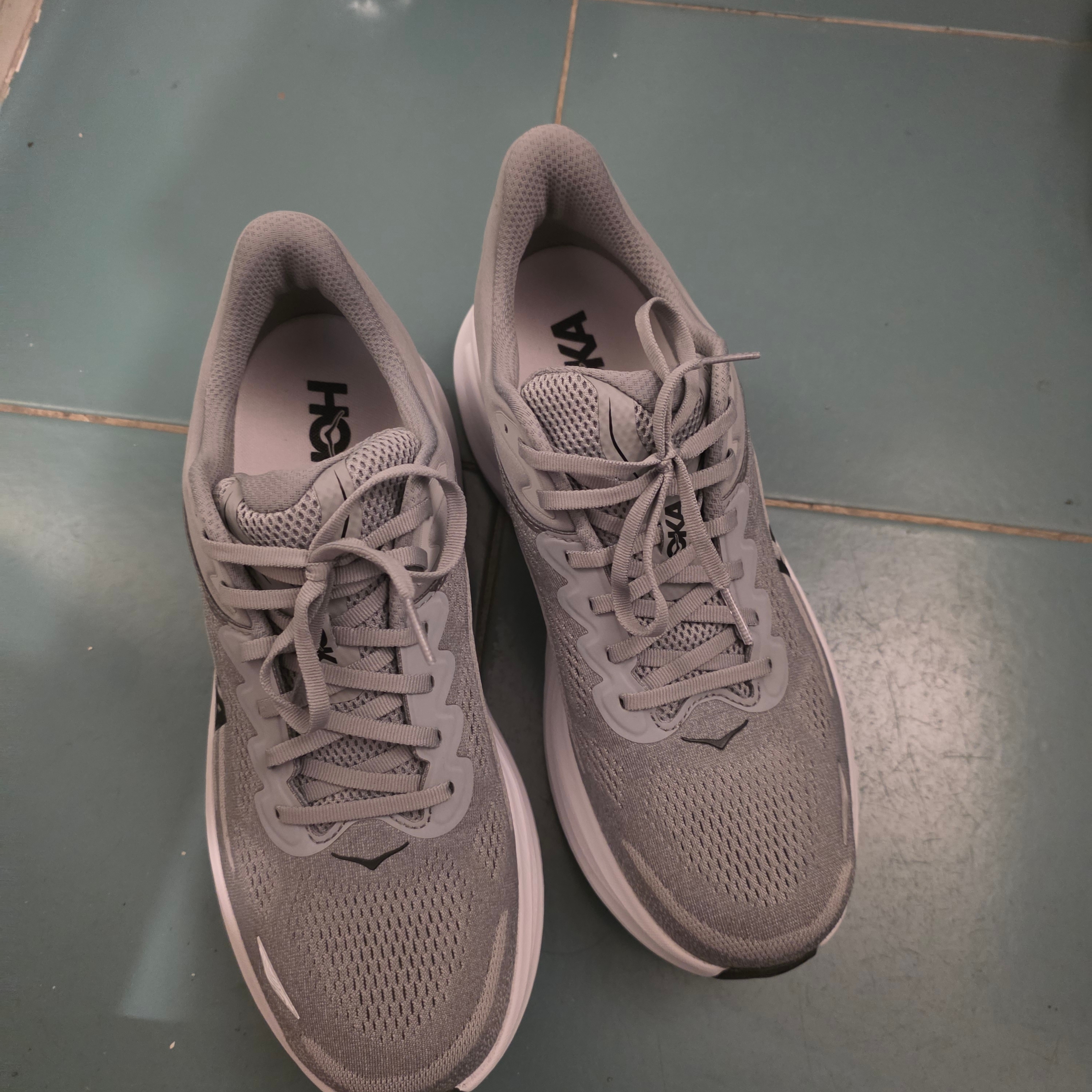 Hoka Bondi 9 Galactic Grey Stellar Grey - Regular 착용 스타일 - 3