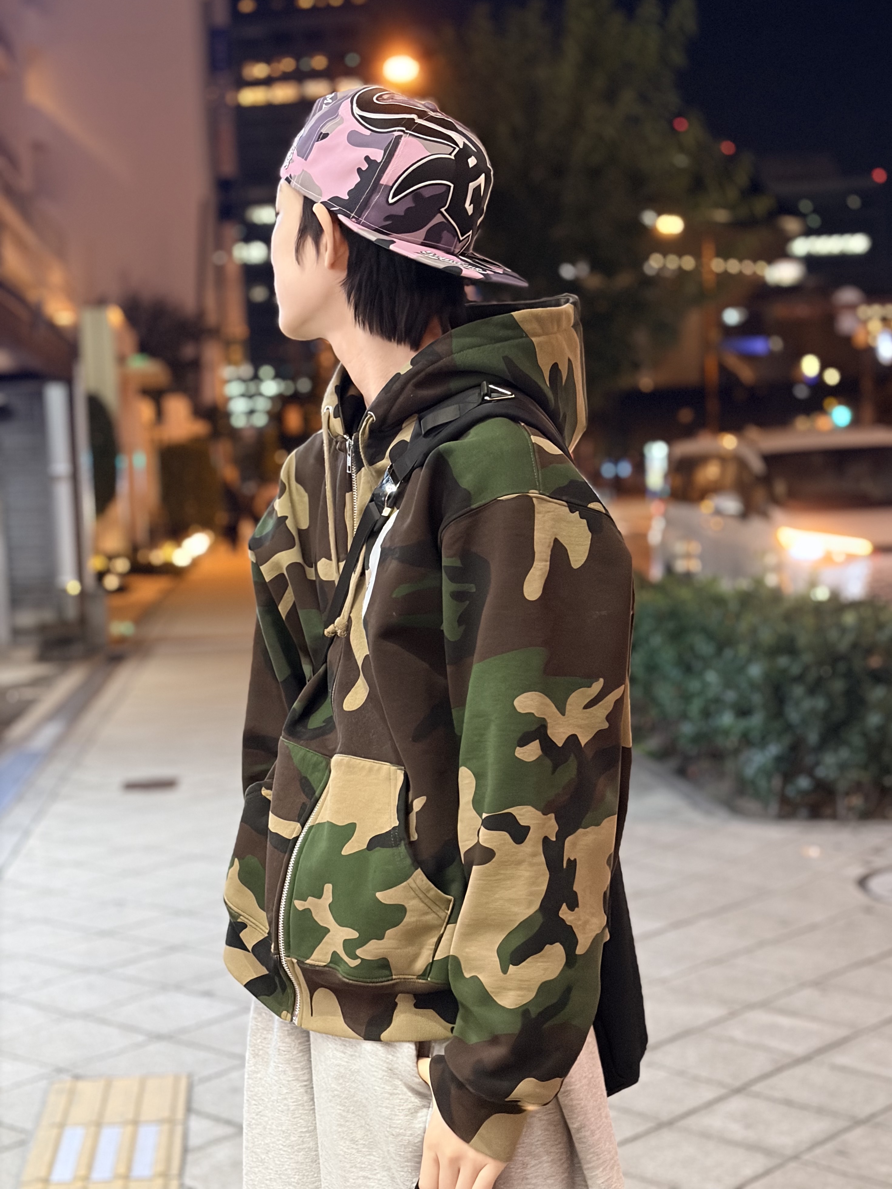 Supreme S Logo Zip Up Hooded Sweatshirt Woodland Camo - 25FW, Supreme x Chicago White Sox Adjustable New Era Pink Camo - 25FW 착용 스타일 - 1