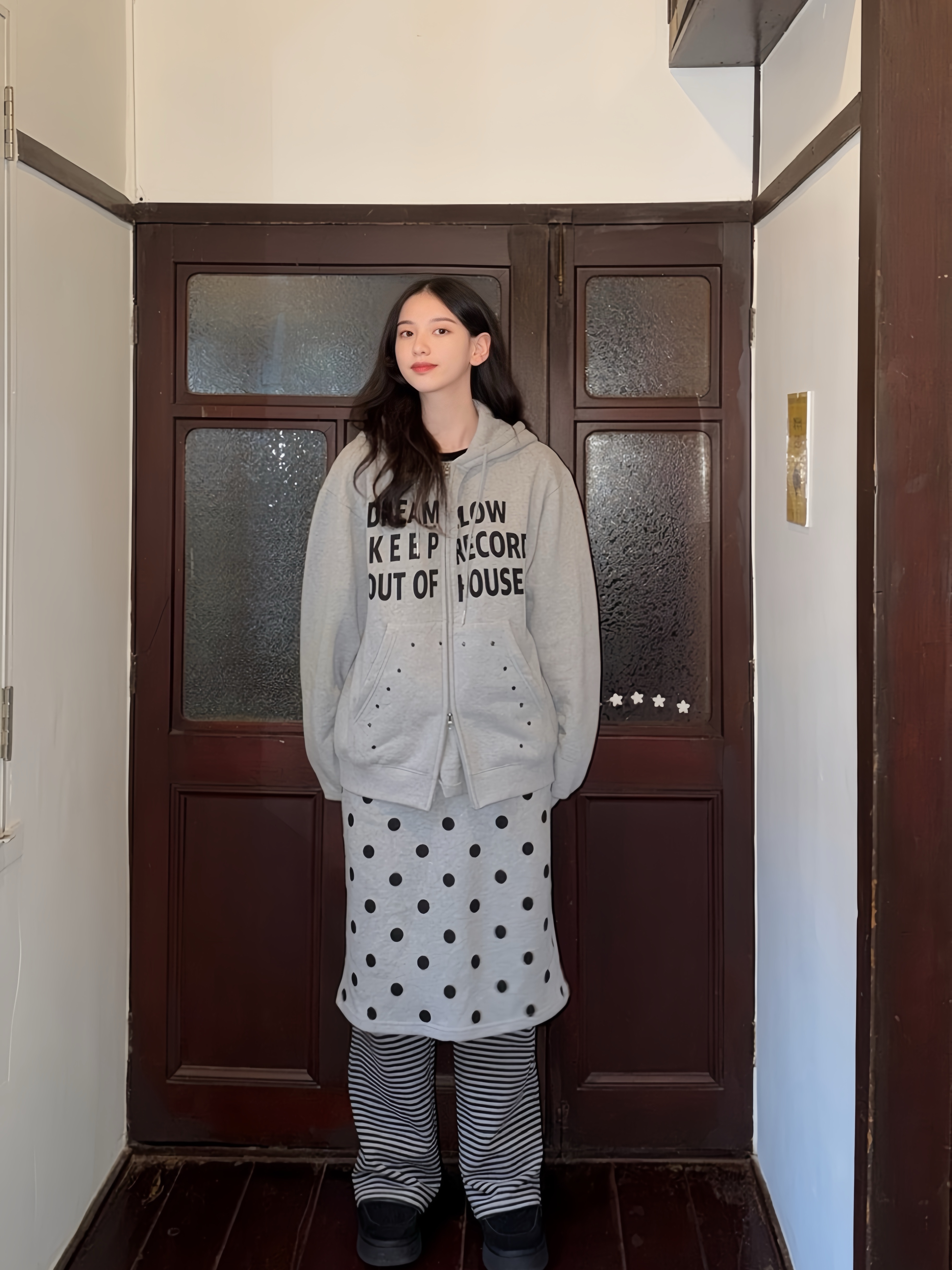 SLOW RECORD HOUSE Typo Star Hood Zip-Up Grey 착용 스타일 - 8