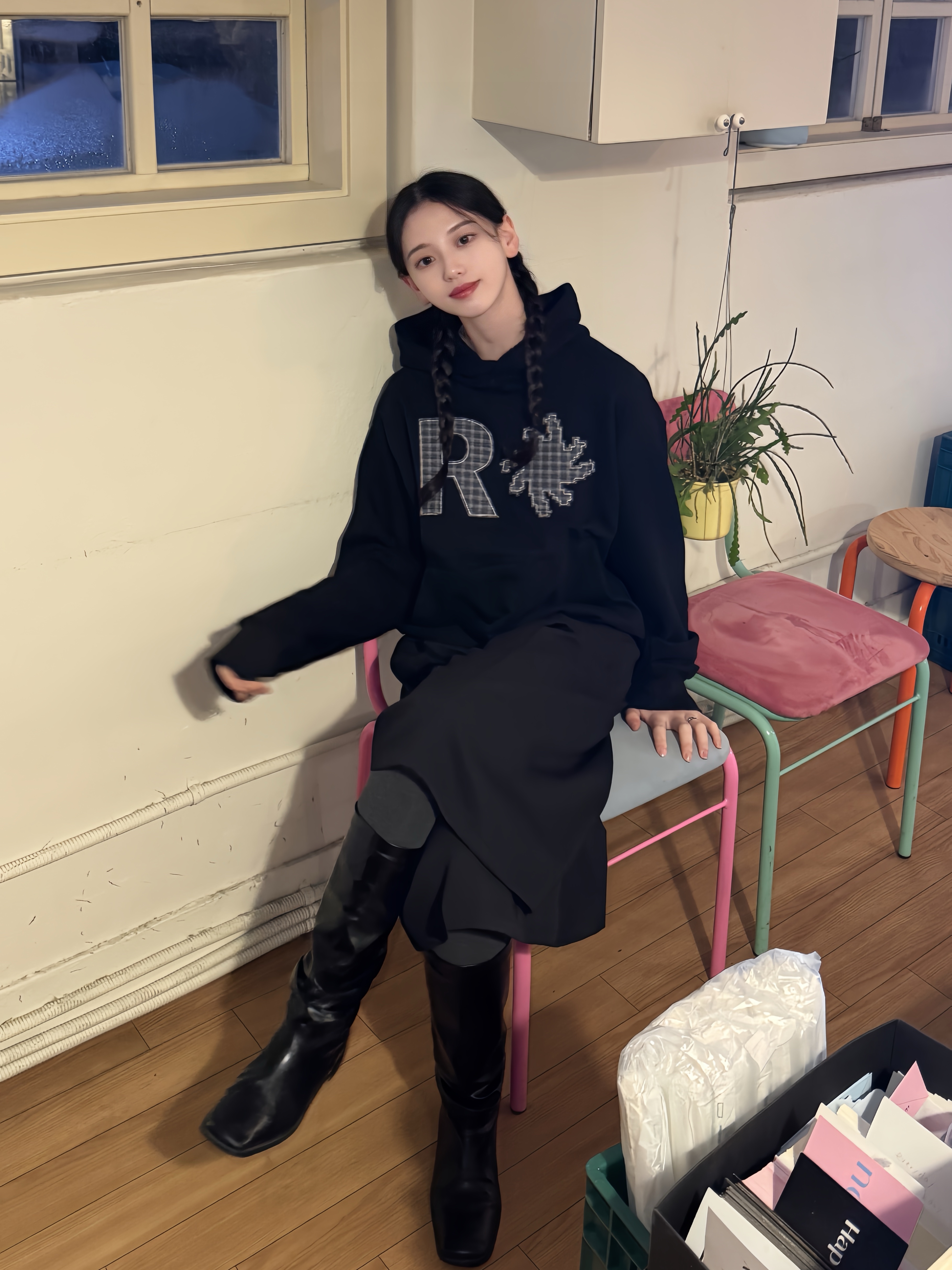 SLOW RECORD HOUSE Check Patch Hoodie Black 착용 스타일 - 5