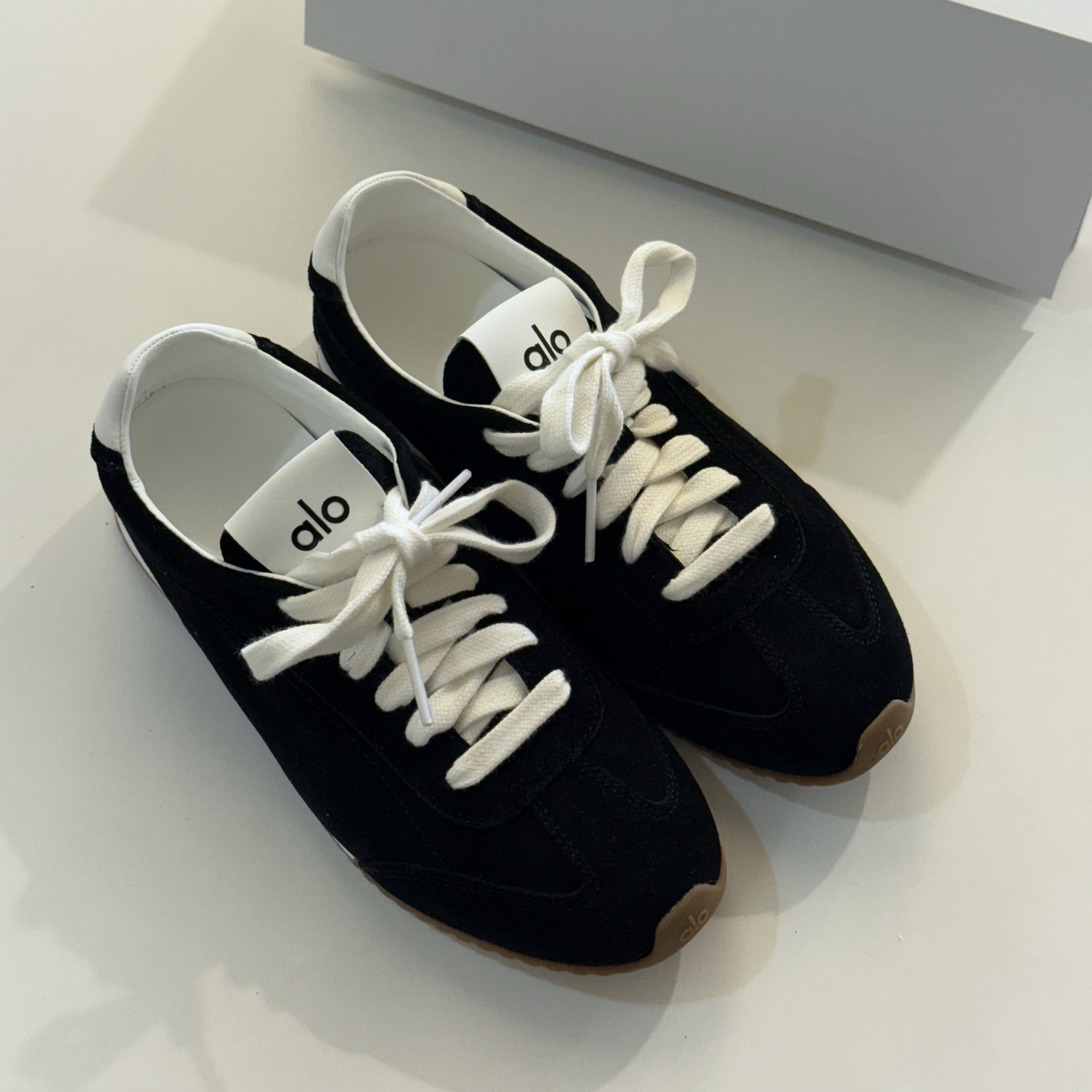 (W) Alo Yoga Sunset Sneaker Black 착용 스타일
