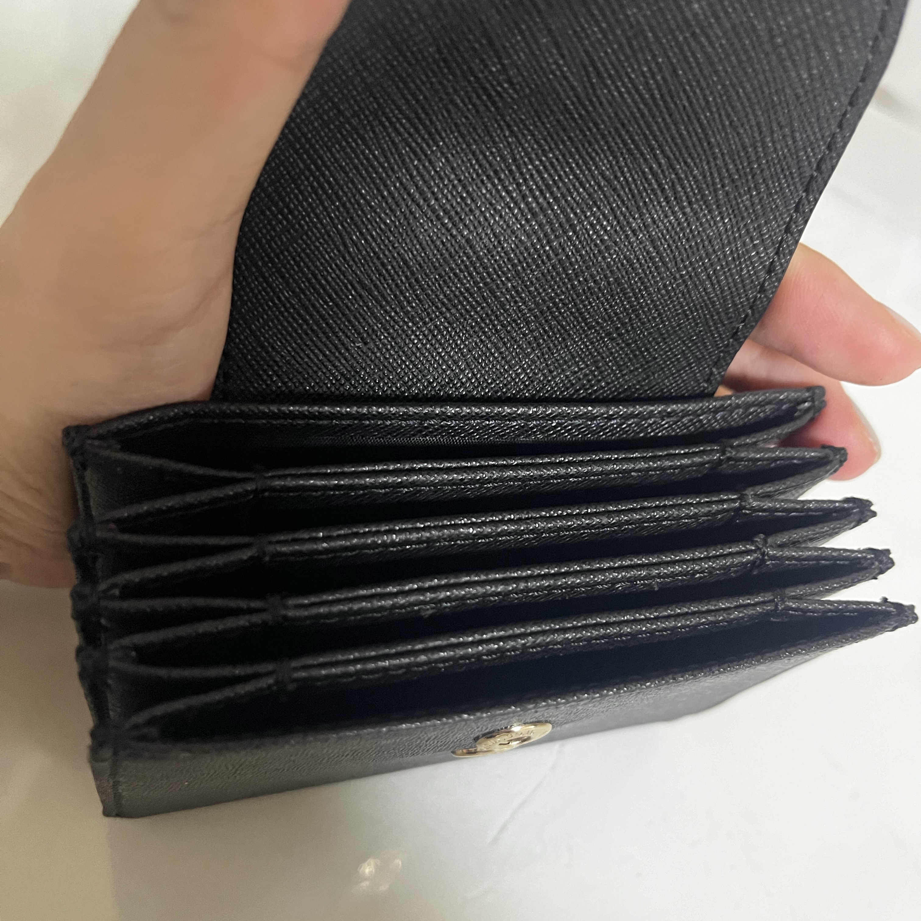 Vivienne Westwood Saffiano Compact Card Holder Black 착용 스타일 - 3