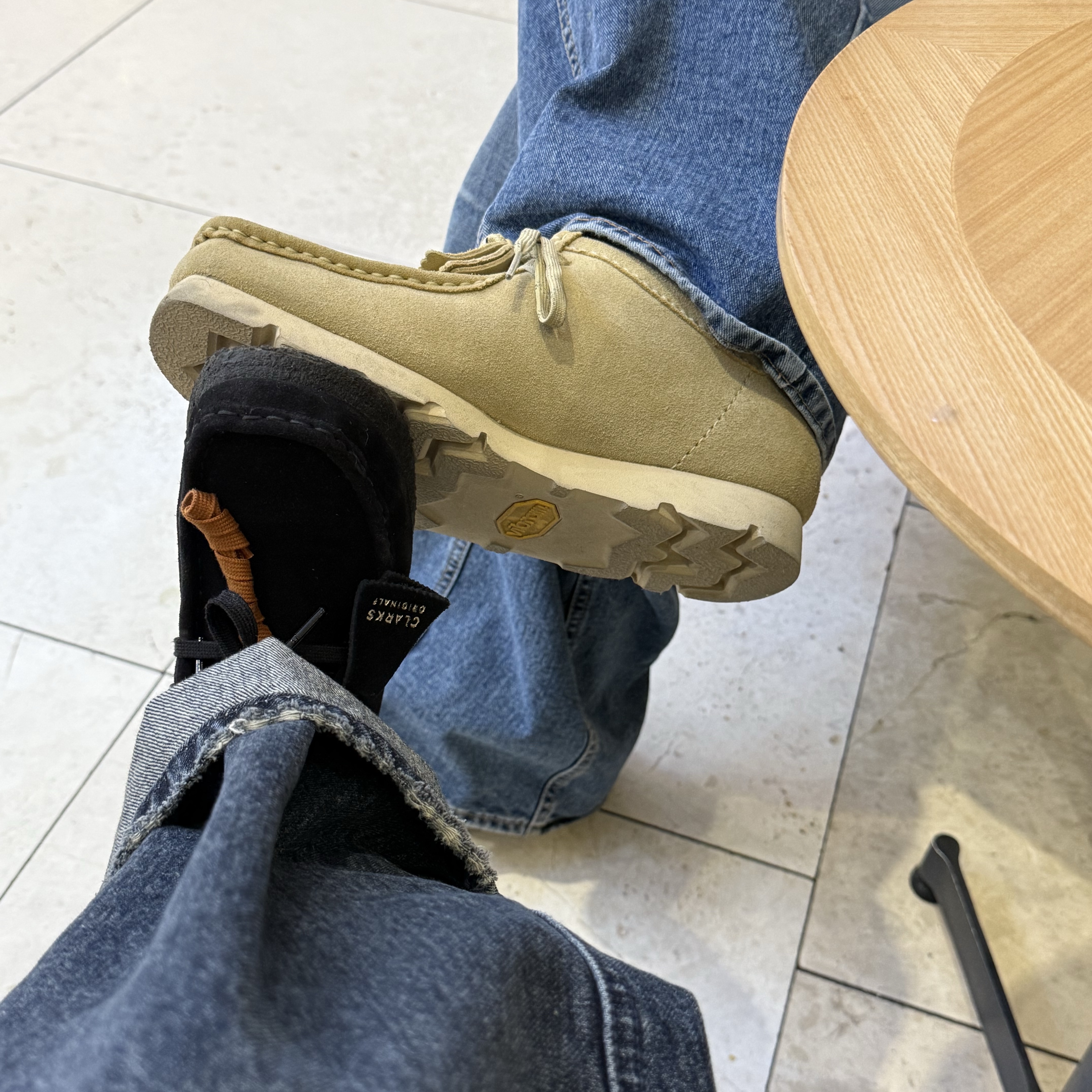 Clarks Wallabee Gore-Tex Maple Suede, Clarks Women Wallabee Black Suede - 25FW 착용 스타일 - 1