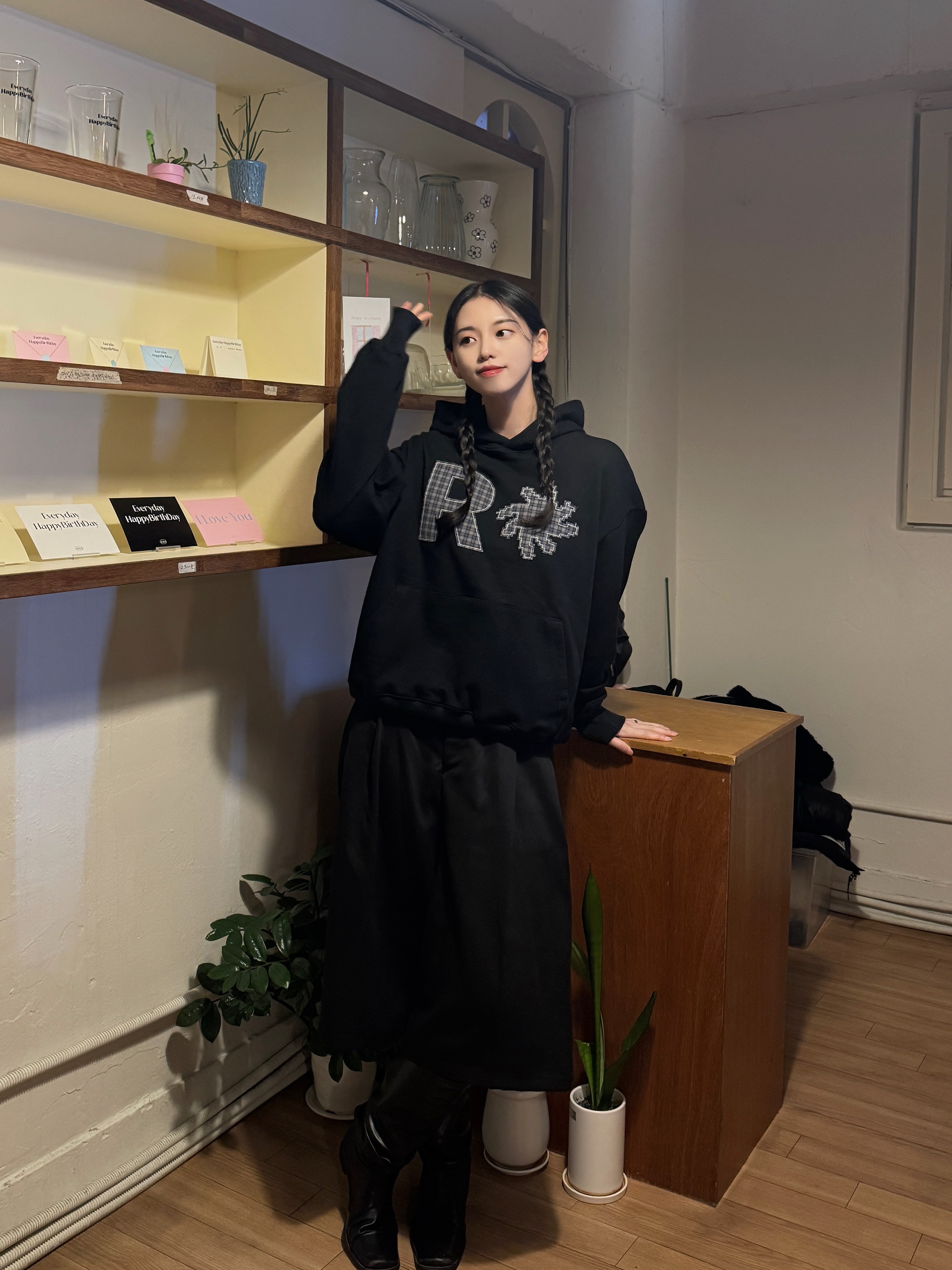 SLOW RECORD HOUSE Check Patch Hoodie Black 착용 스타일 - 7