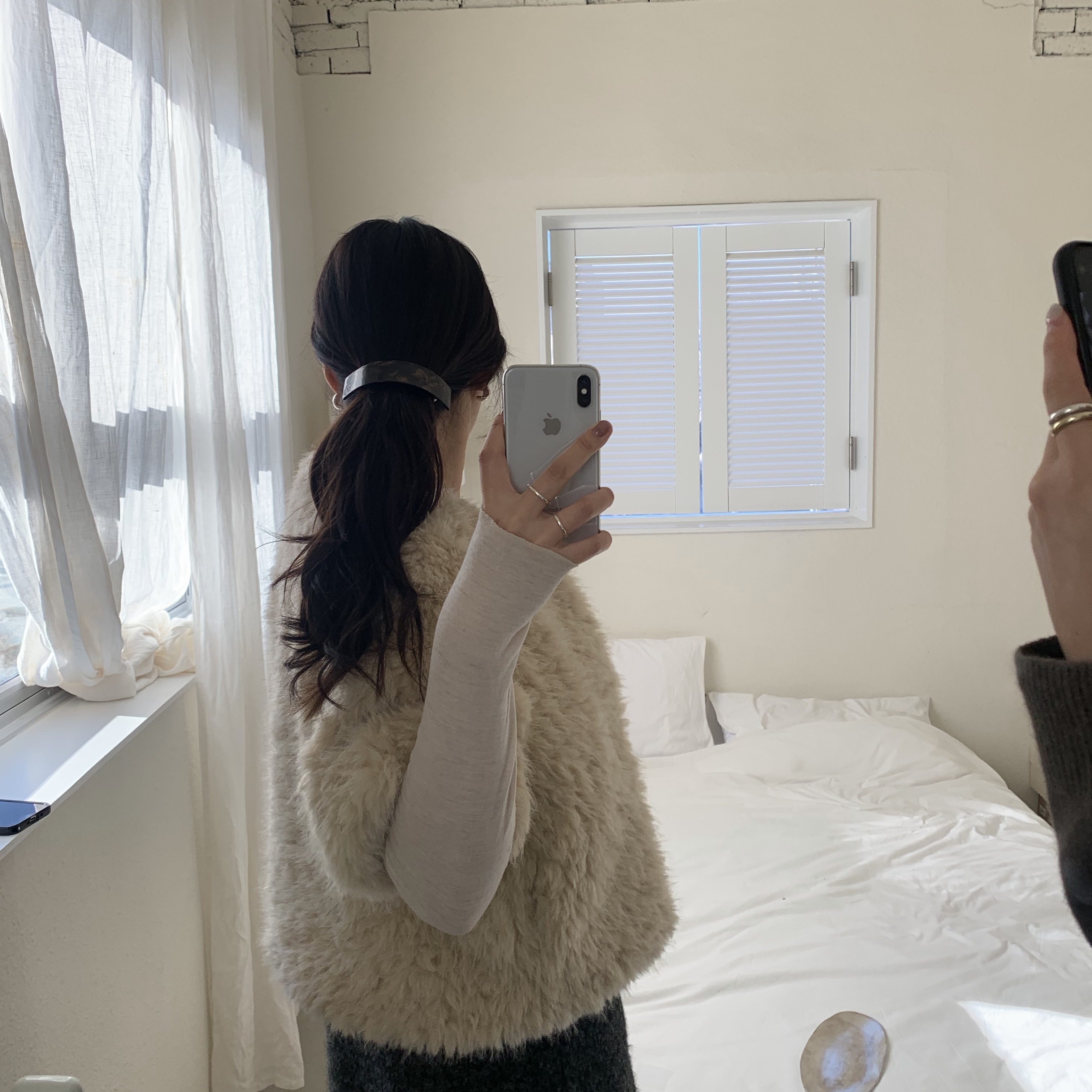 Byweekend Thea Frame Hair Pin Truffle Brown, Byweekend 2mm Round Ring Silver 착용 스타일 - 2