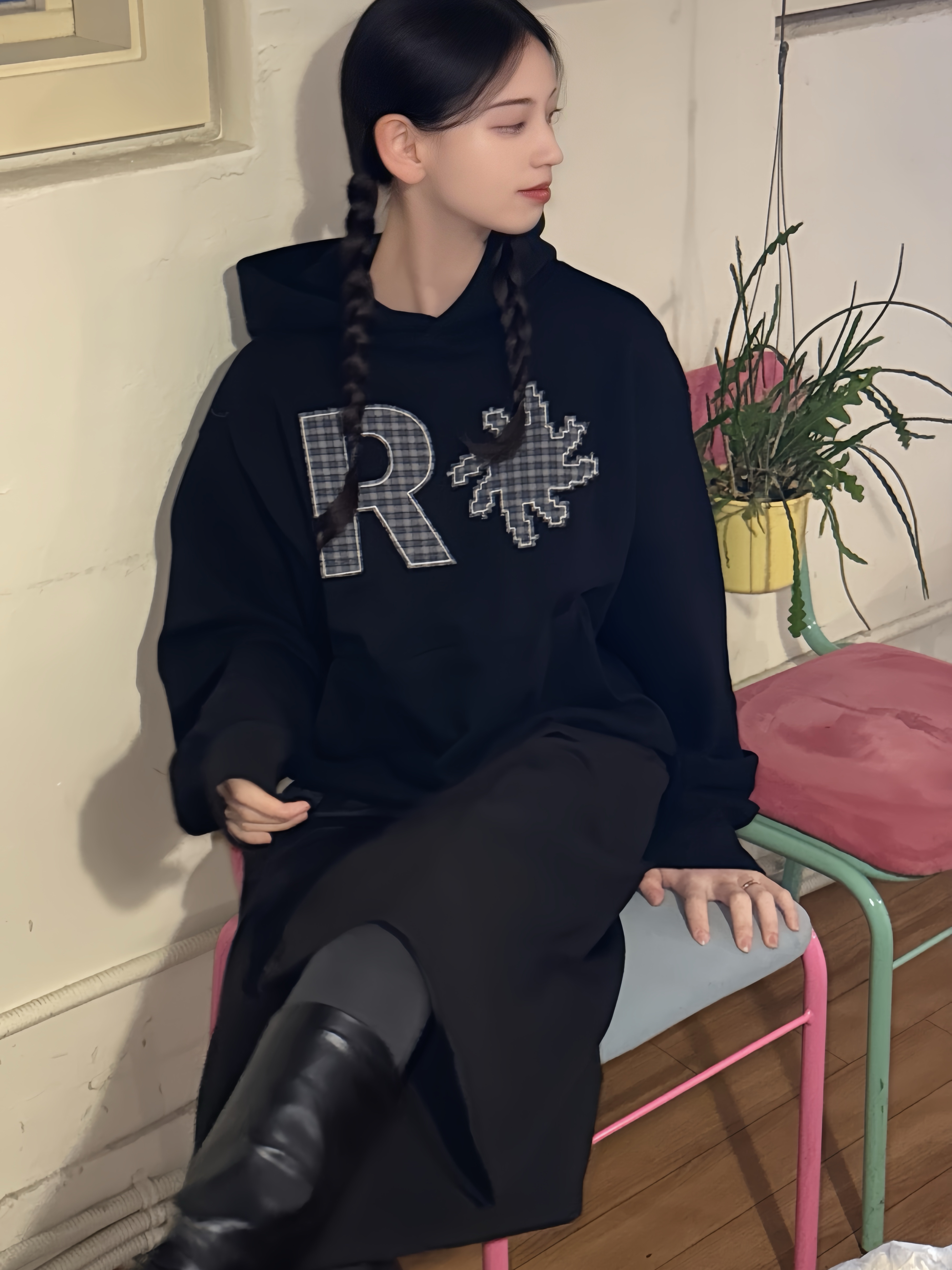SLOW RECORD HOUSE Check Patch Hoodie Black 착용 스타일 - 3