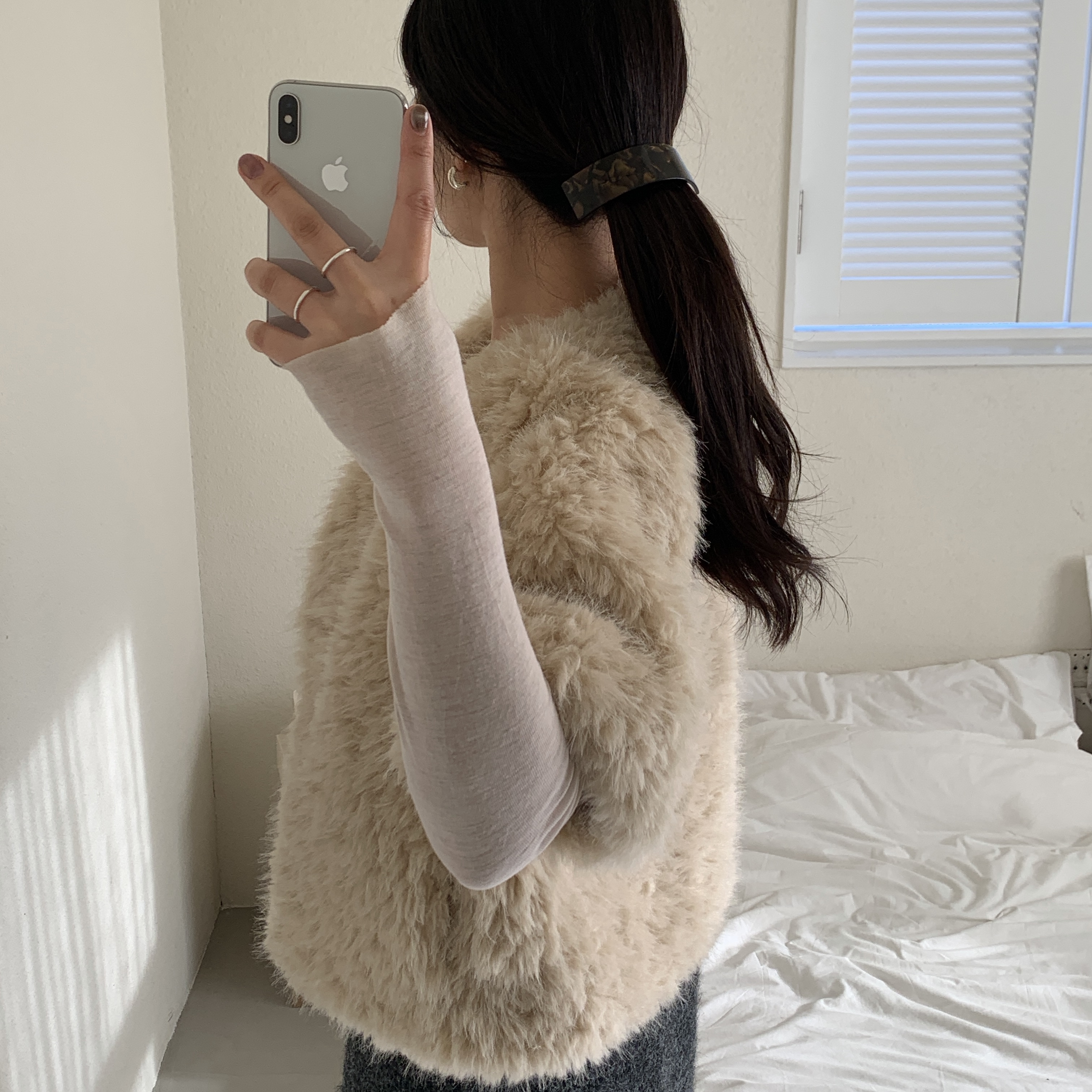 Byweekend Thea Frame Hair Pin Truffle Brown, Byweekend 2mm Round Ring Silver 착용 스타일 - 1