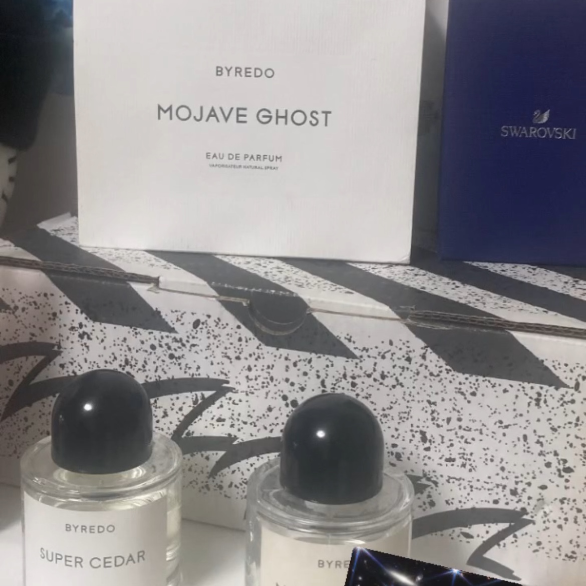Byredo Mojave Ghost Eau De Parfum 100ml, Byredo Super Cedar Eau De Parfum 100ml 착용 스타일 - 1