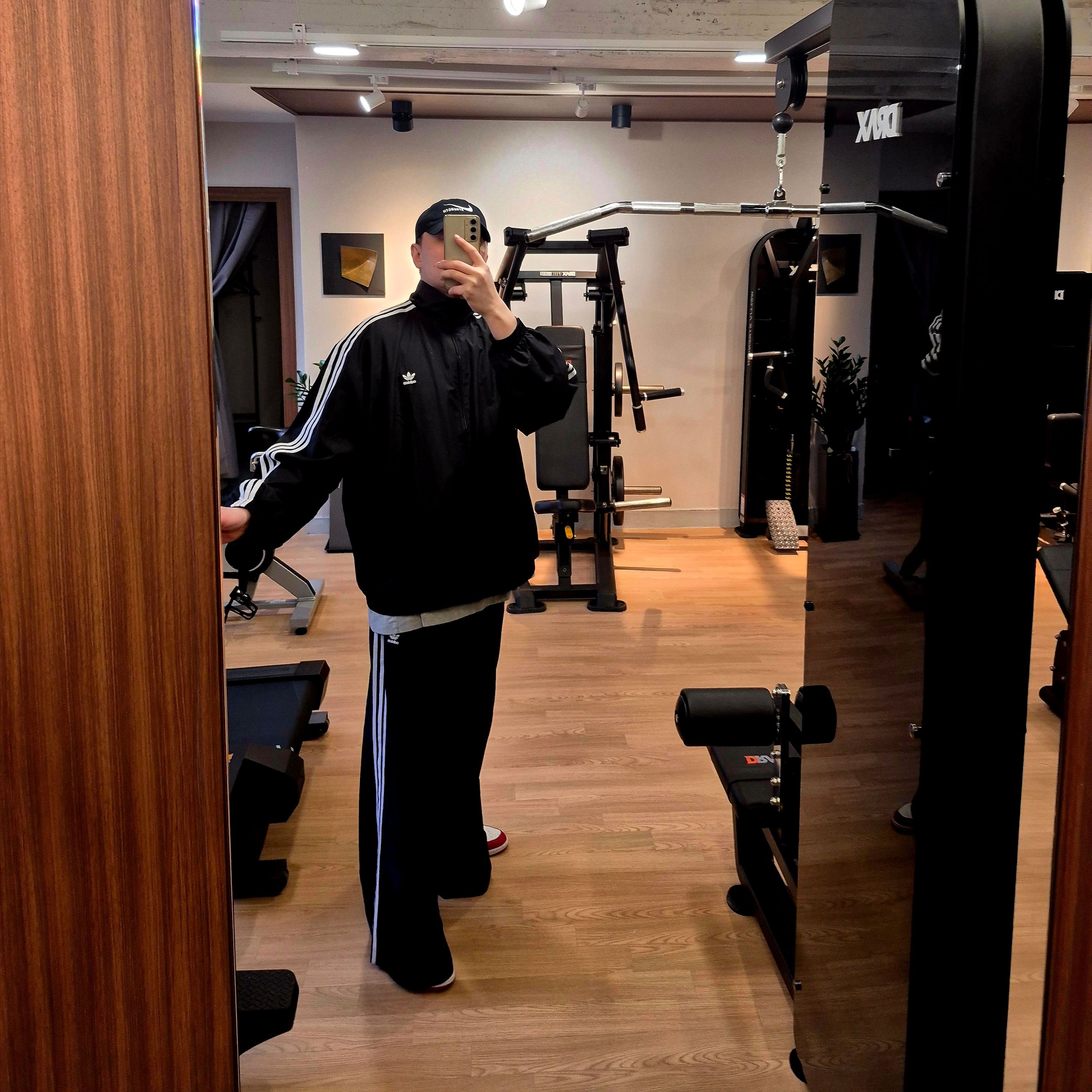 (W) Adidas Adilenium Season 3 Oversized Track Pants Black - US Sizing, Jordan 1 Retro Low OG Chicago 착용 스타일