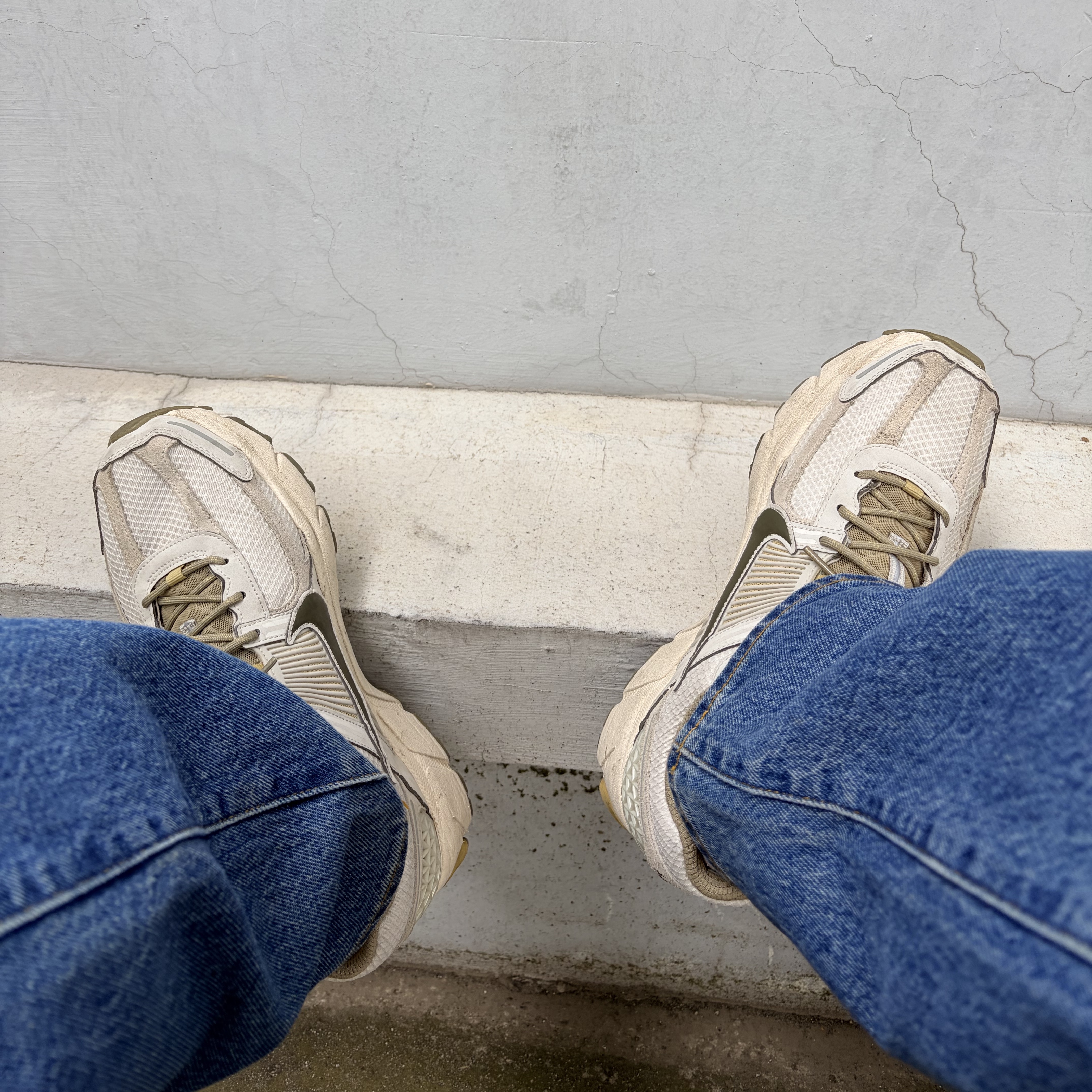 Nike Zoom Vomero 5 Light Bone and Phantom 착용 스타일
