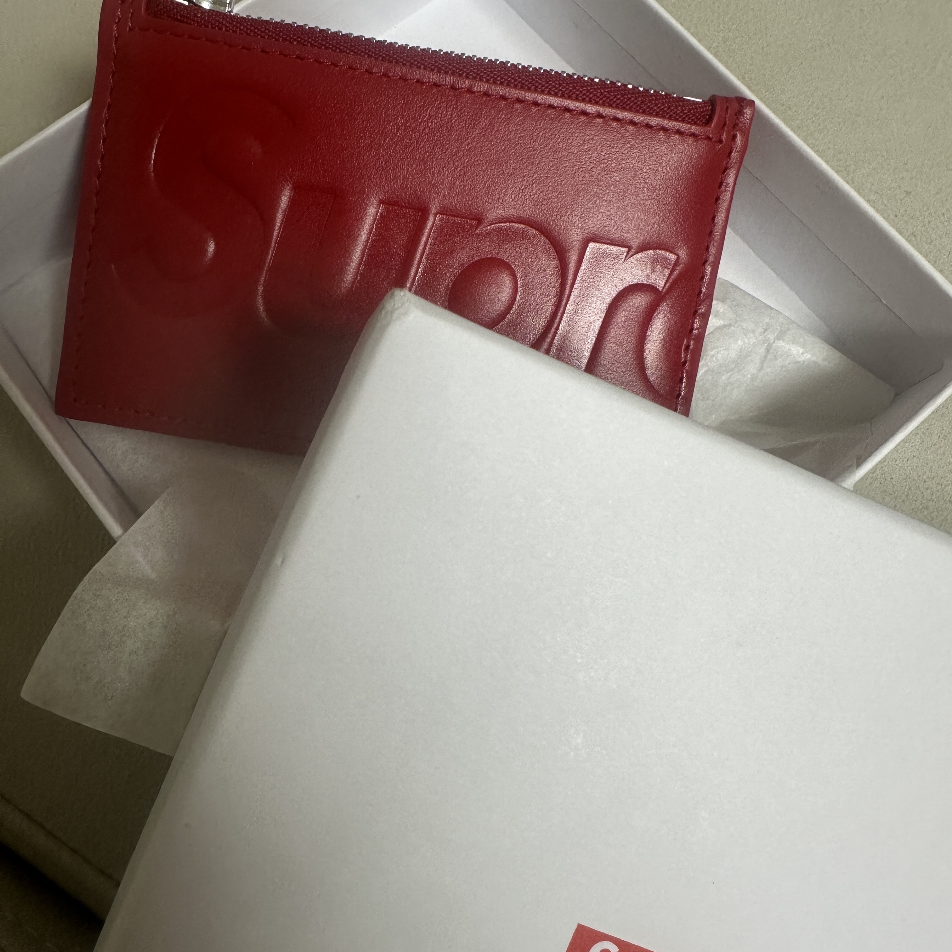 Supreme Leather Zip Card Holder Red 착용 스타일