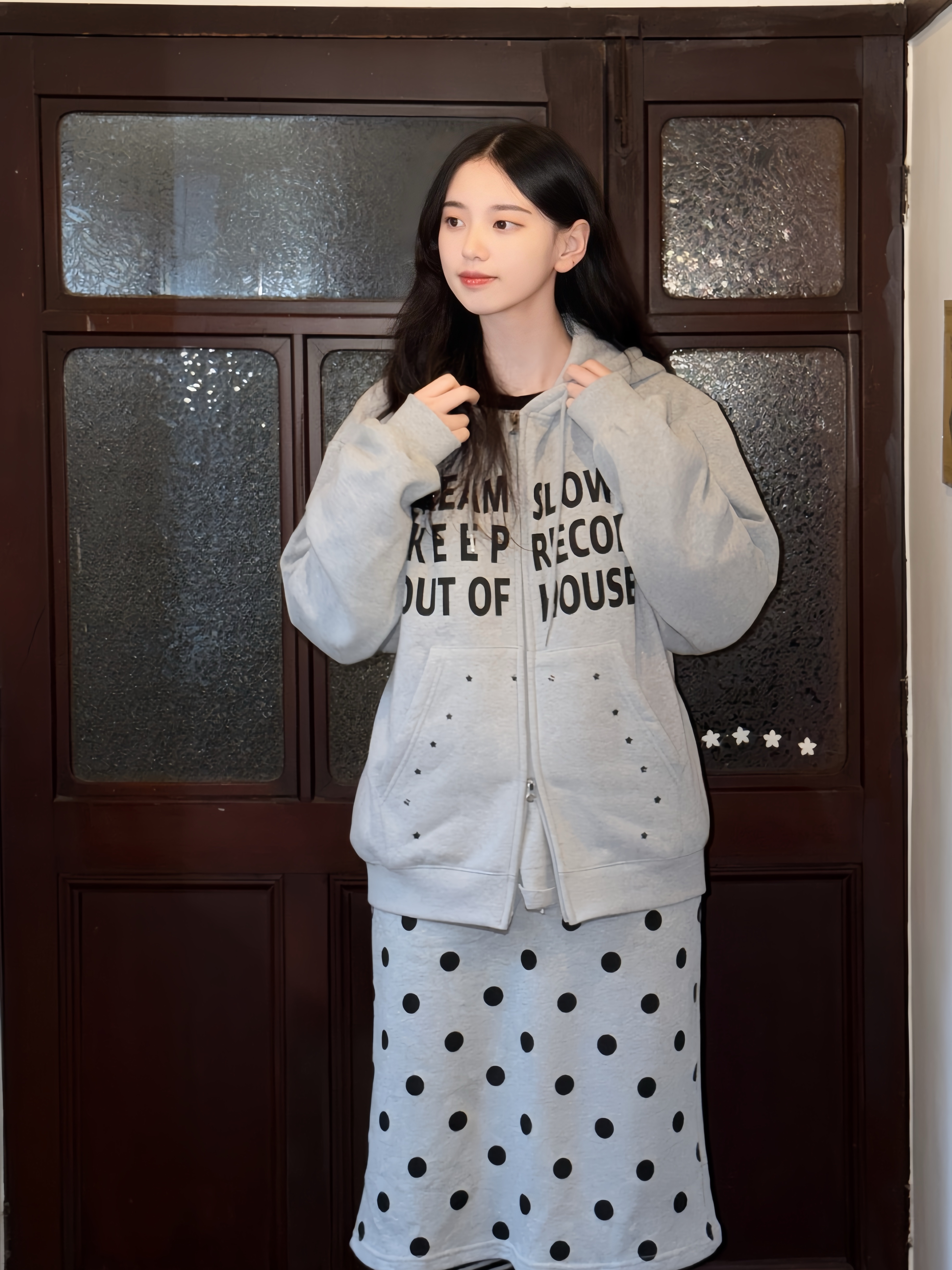 SLOW RECORD HOUSE Typo Star Hood Zip-Up Grey 착용 스타일 - 7