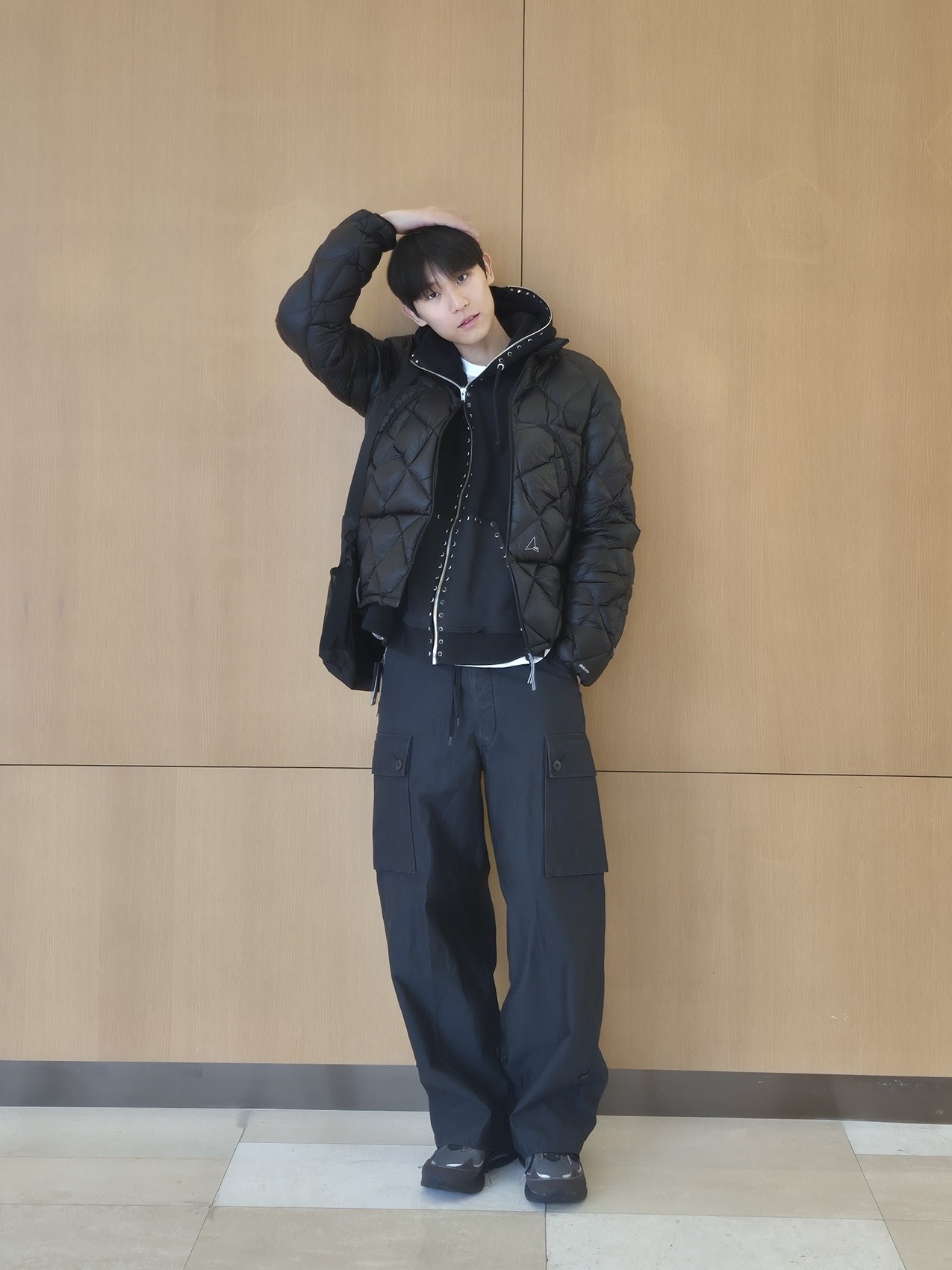 DISCOVERED Stud's Sweat Hoodie Black - 25FW 착용 스타일 - 3
