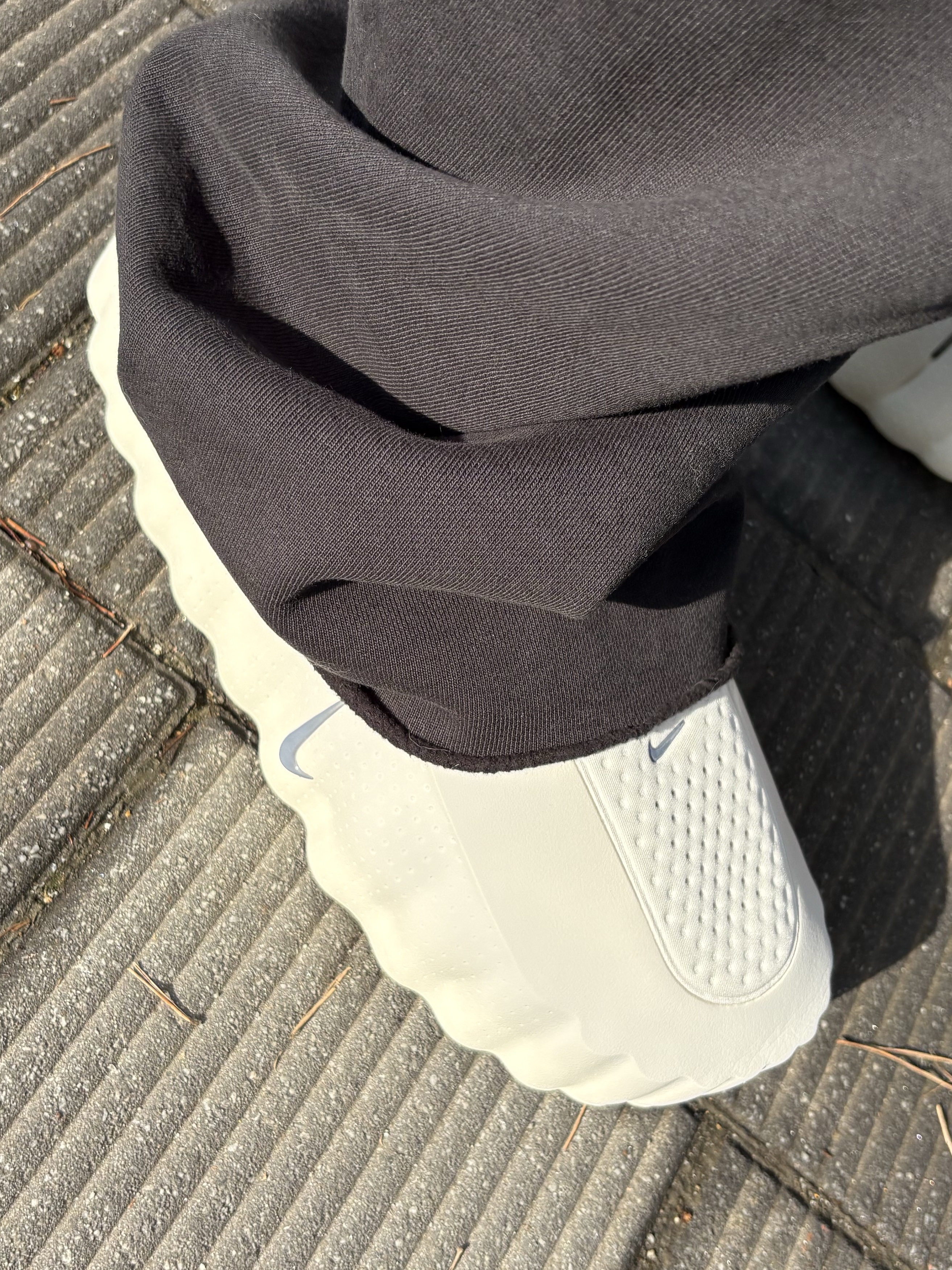 Nike Mind 001 Light Bone Hyper Crimson 착용 스타일 - 2