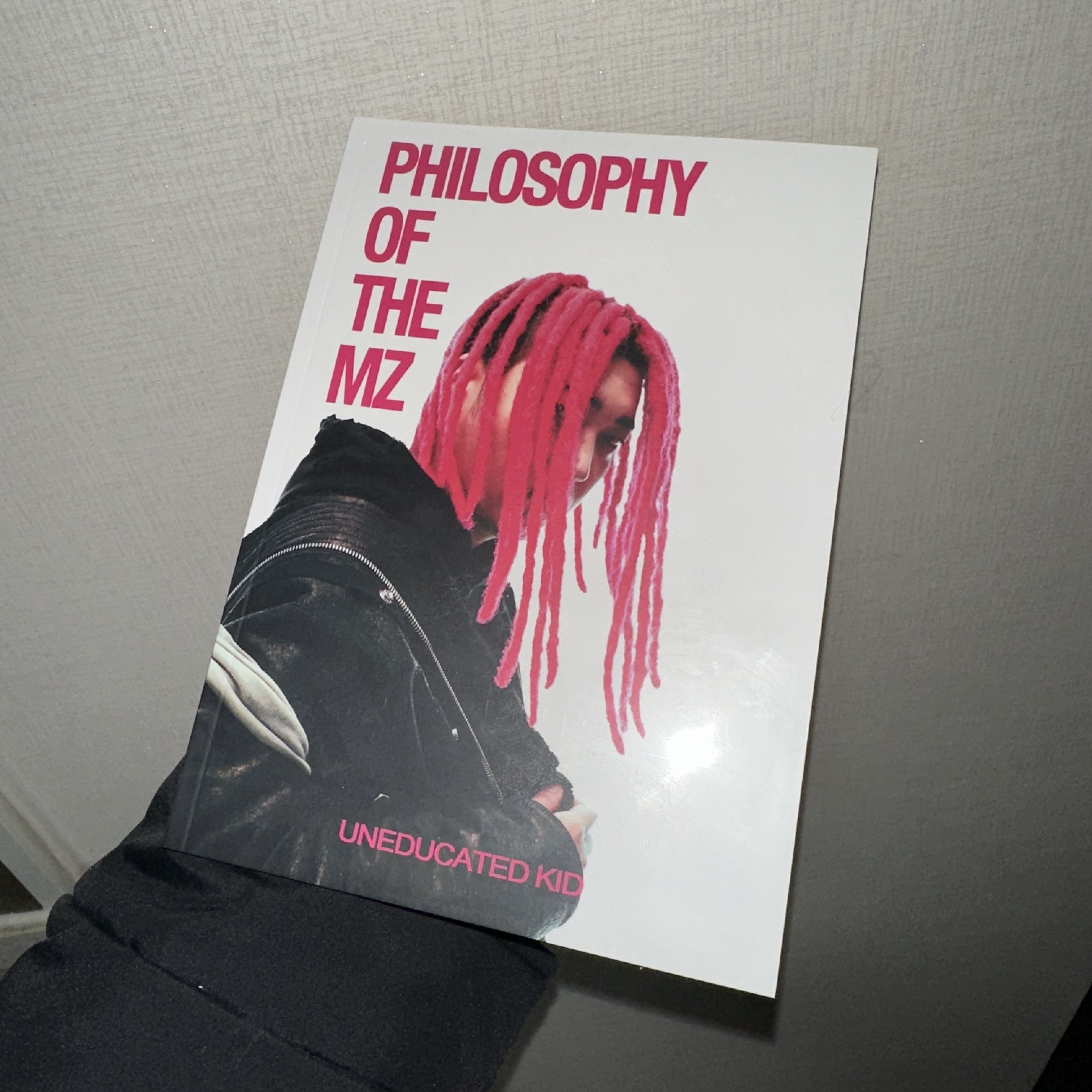 PHILOSOPHY OF THE MZ (A Philosophical Inquiry) 착용 스타일