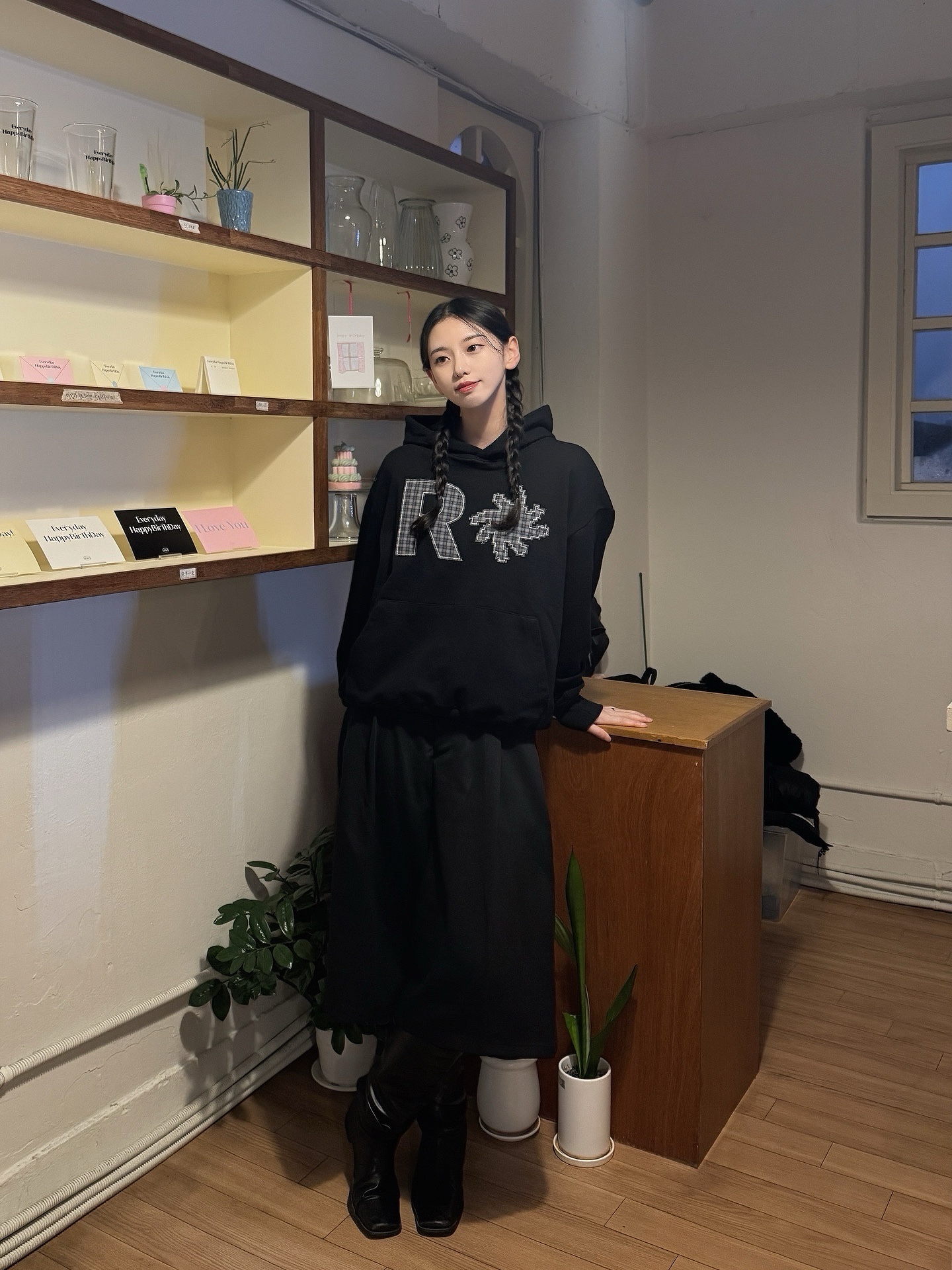 SLOW RECORD HOUSE Check Patch Hoodie Black 착용 스타일 - 6