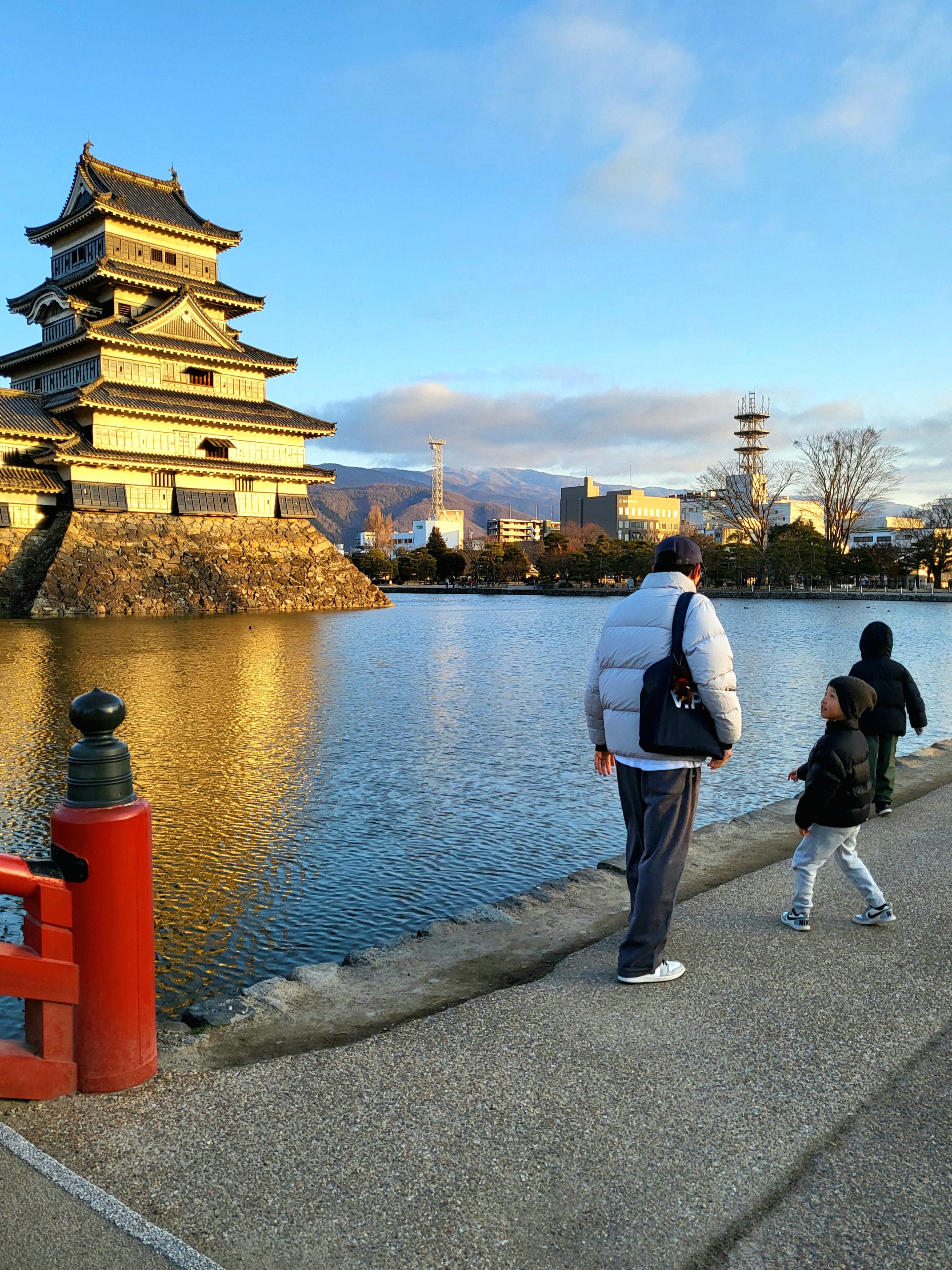 Monchhichi SS Girl Key Chain Brown, A.P.C. Daniela Shopping Bag Indigo 착용 스타일