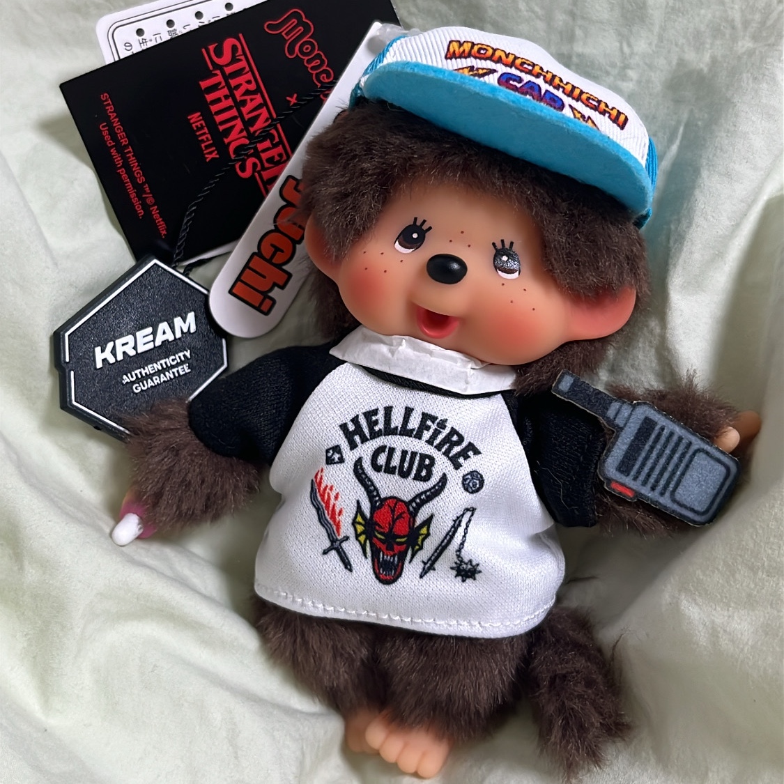 Monchhichi x Strange Things Key Chain Hellfire Club 착용 스타일 - 1