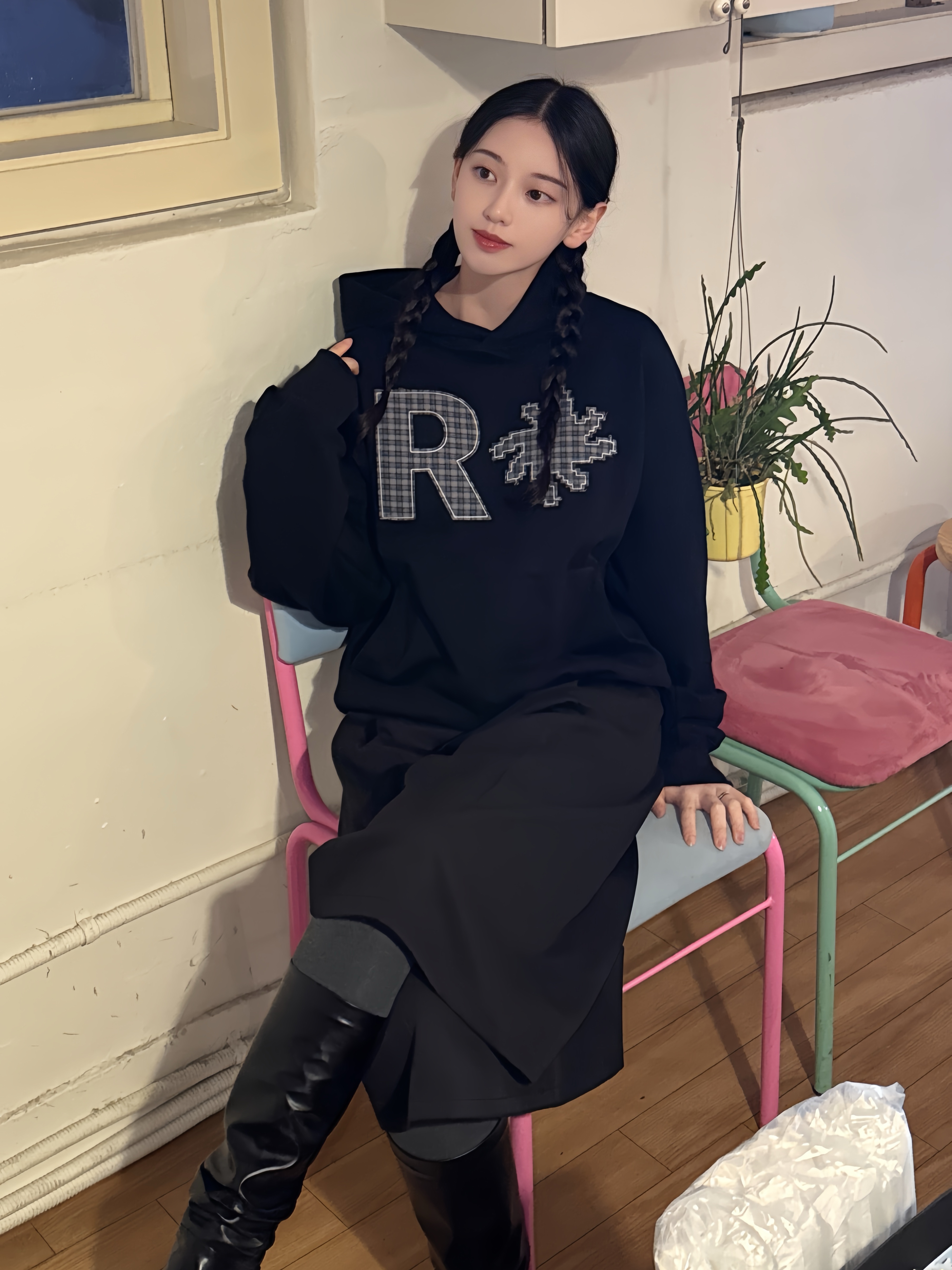 SLOW RECORD HOUSE Check Patch Hoodie Black 착용 스타일 - 4