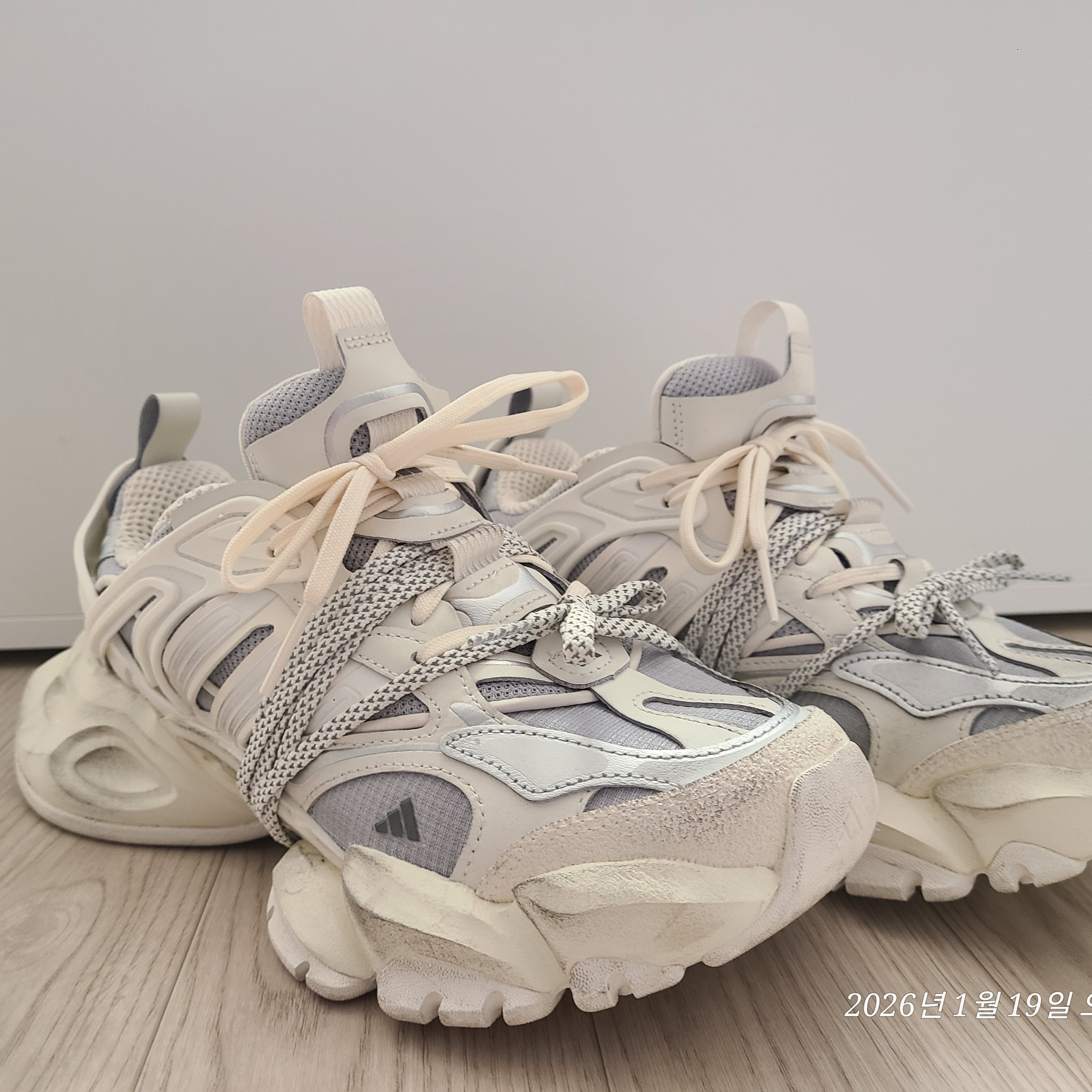 Adidas Vento XLG Deluxe Sneakers Core White Silver Metallic 착용 스타일 - 2