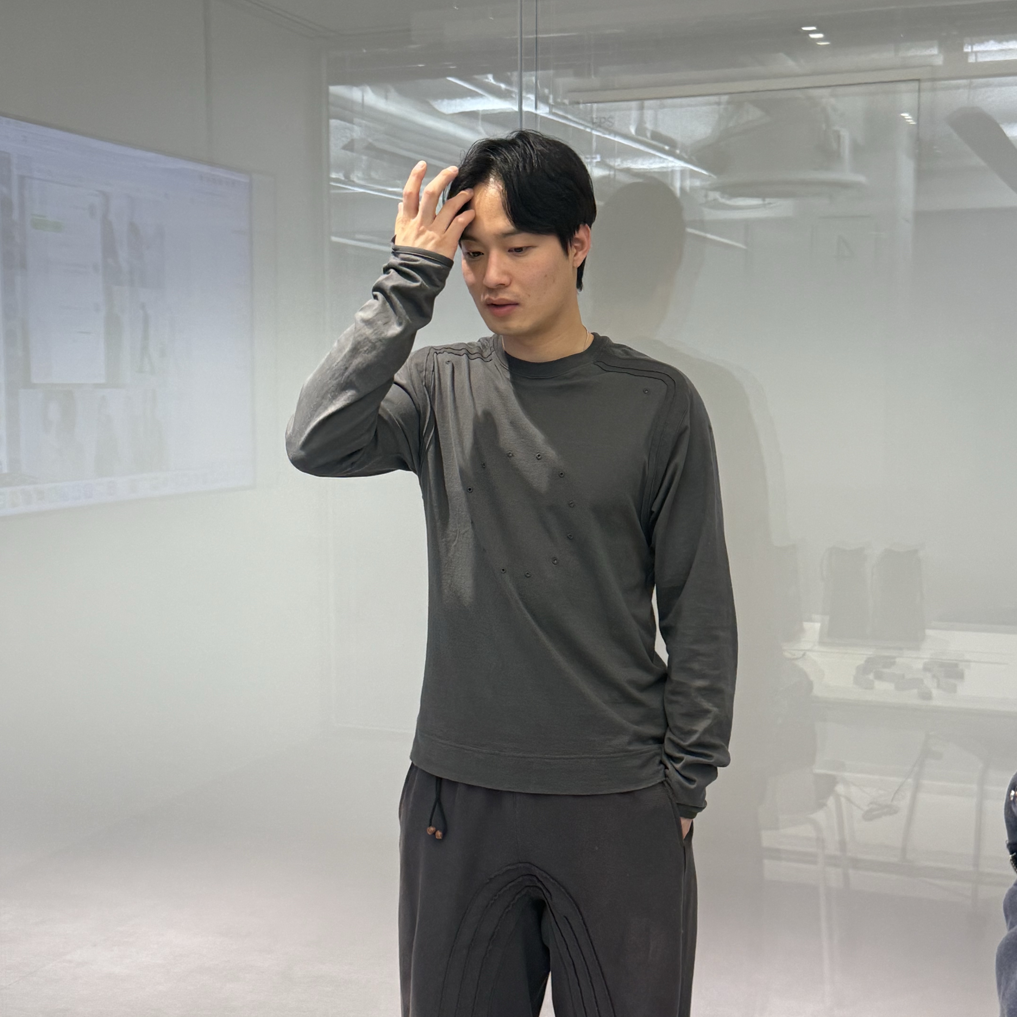 Jian Ye Orbit Long T Charcoal - 25FW 착용 스타일