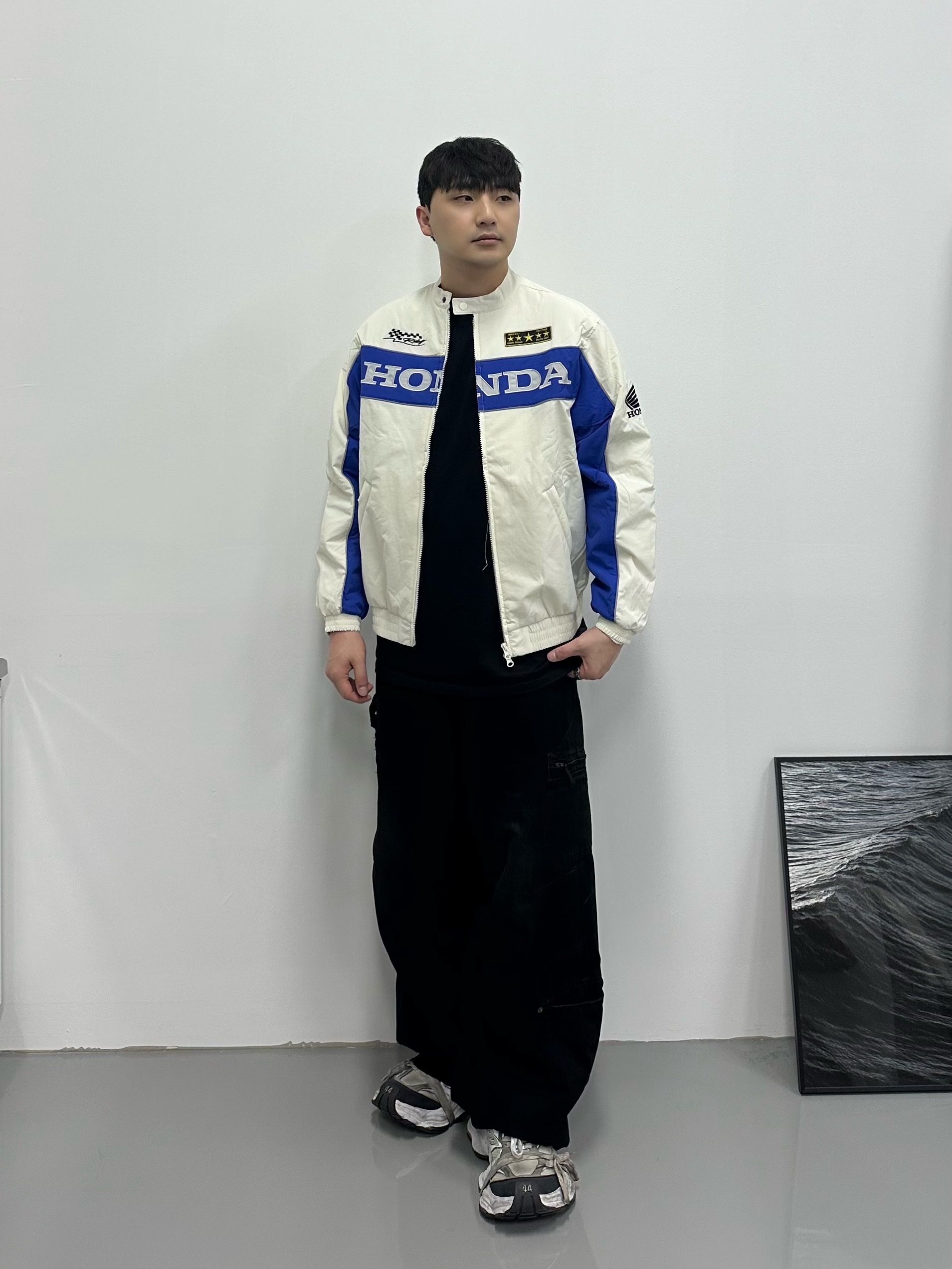 Balenciaga Cargo Sneakers White Grey 착용 스타일 - 1