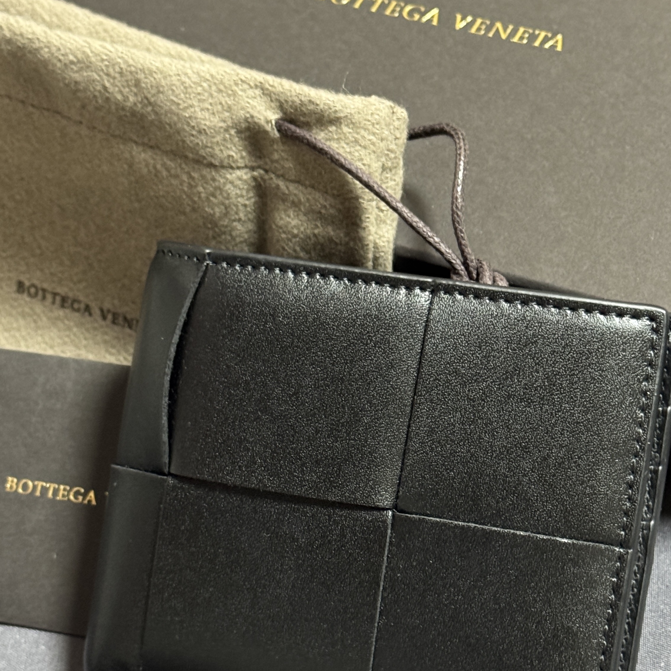 Bottega Veneta Bi-Fold Wallet Black 착용 스타일