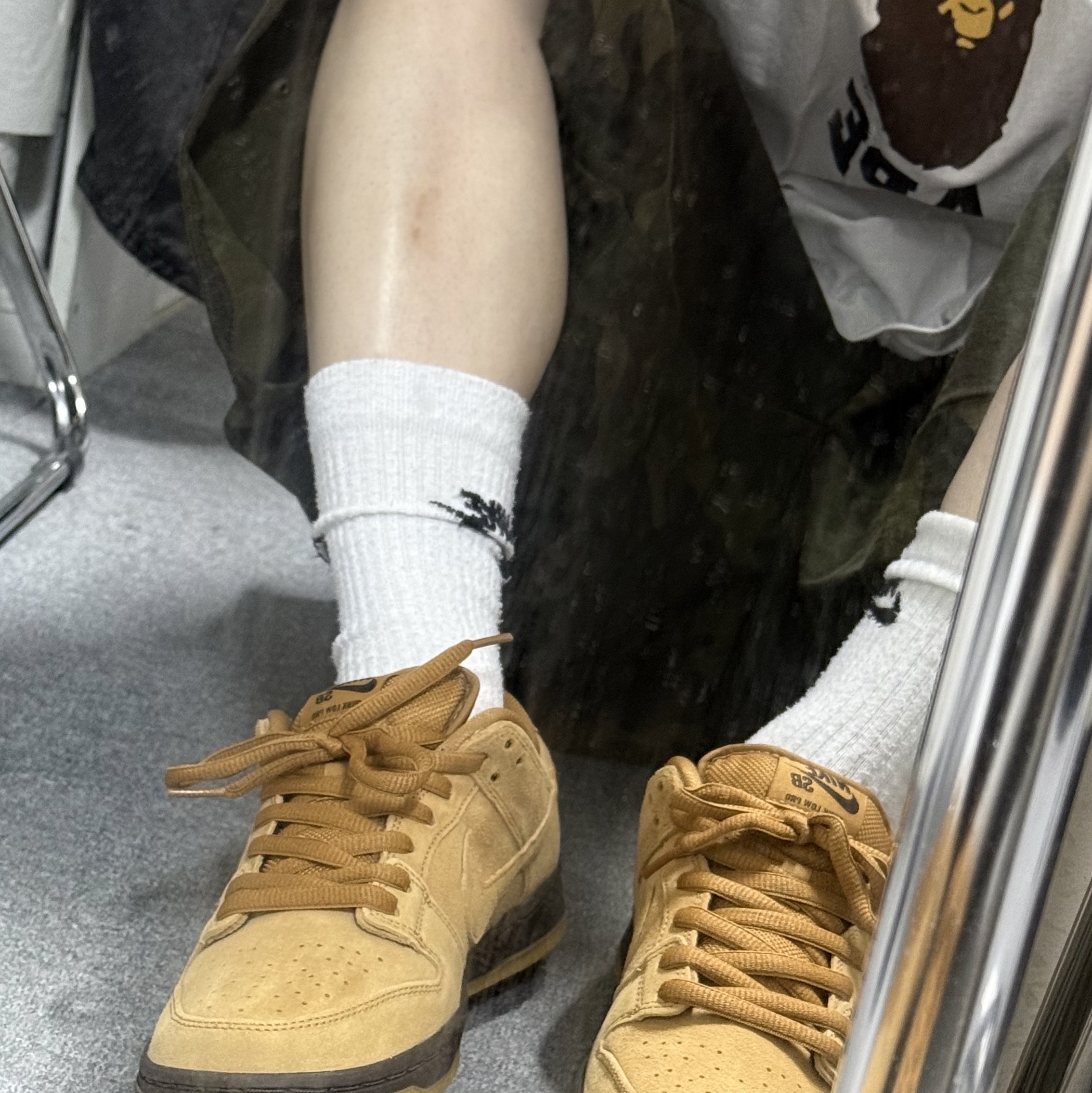 Nike SB Dunk Low Pro Wheat 2023, BAPE College T-Shirt White 착용 스타일