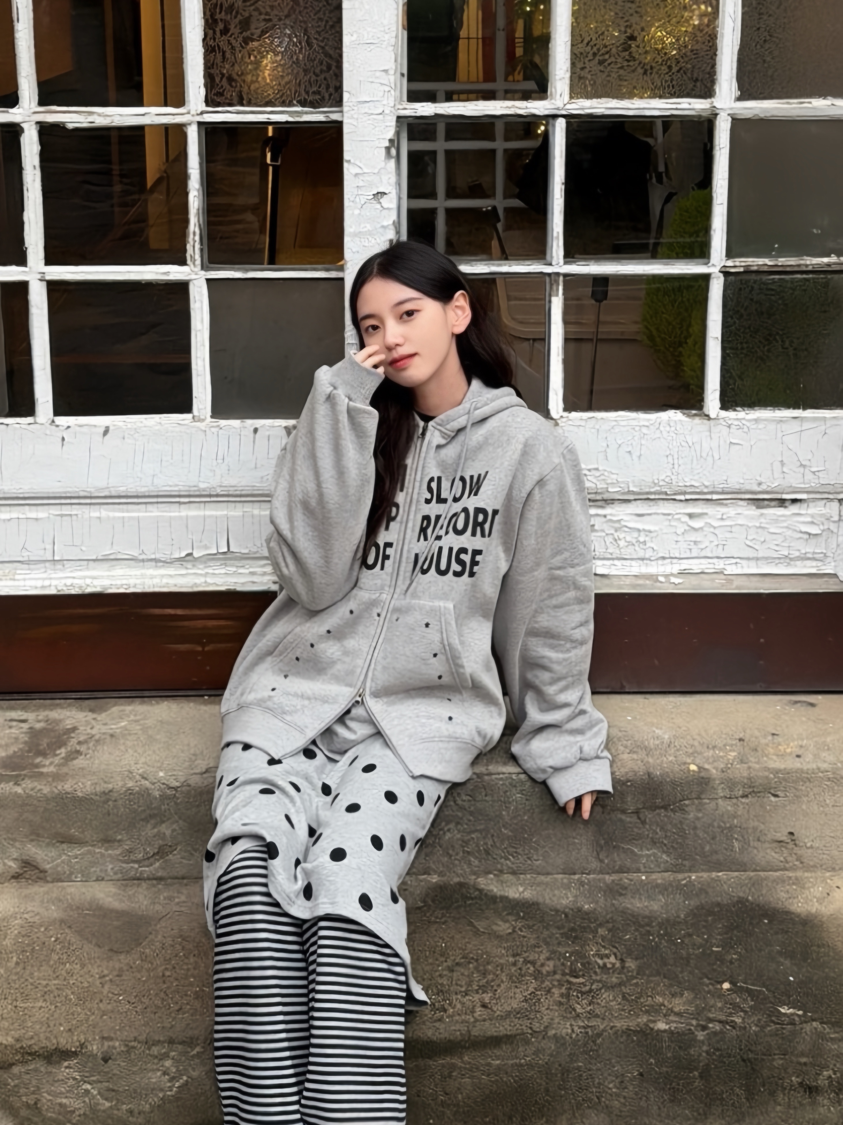SLOW RECORD HOUSE Typo Star Hood Zip-Up Grey 착용 스타일 - 3