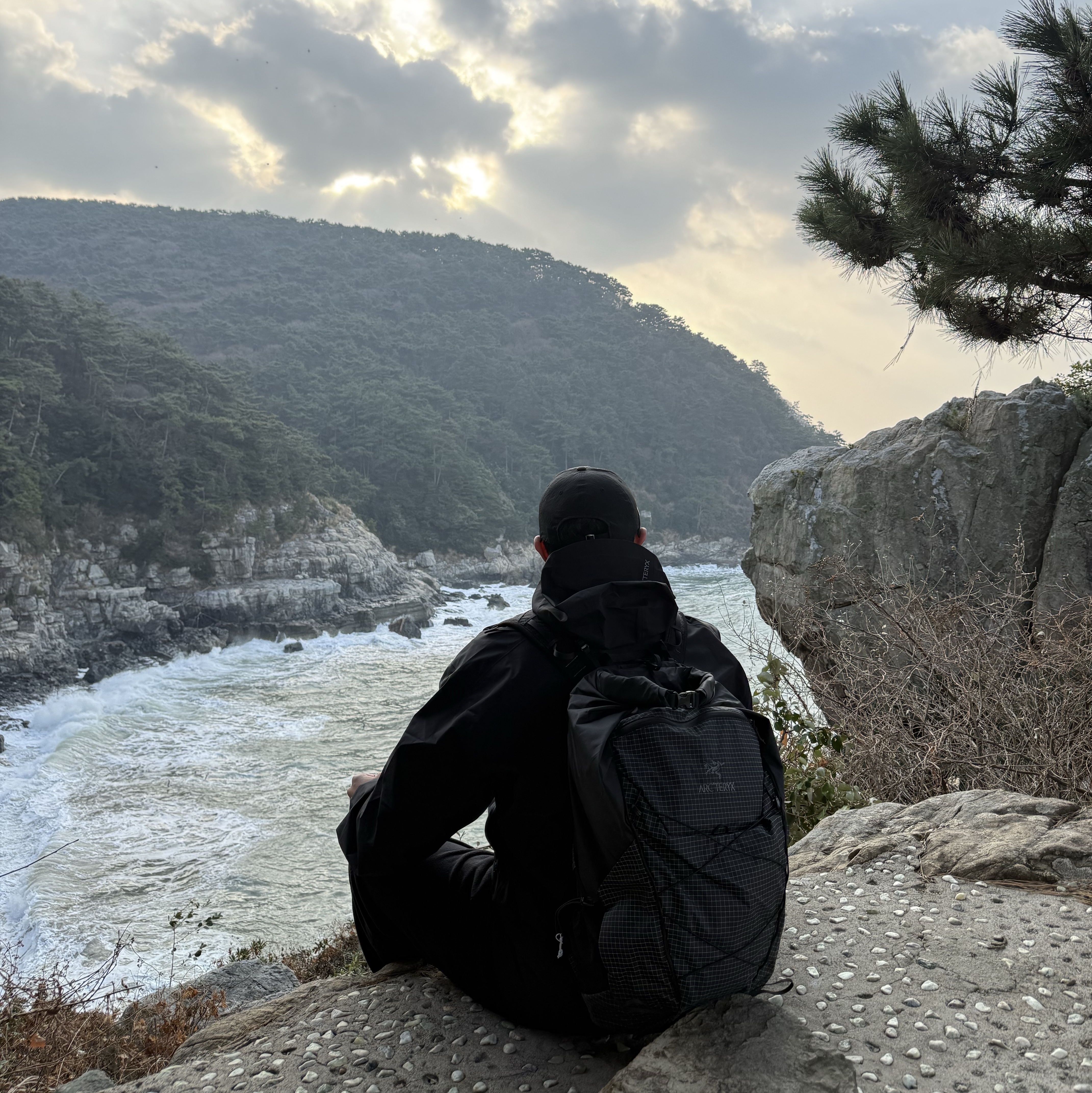 Arc'teryx Beta Jacket Black, Arc'teryx Aerios 35 Backpack Black 착용 스타일