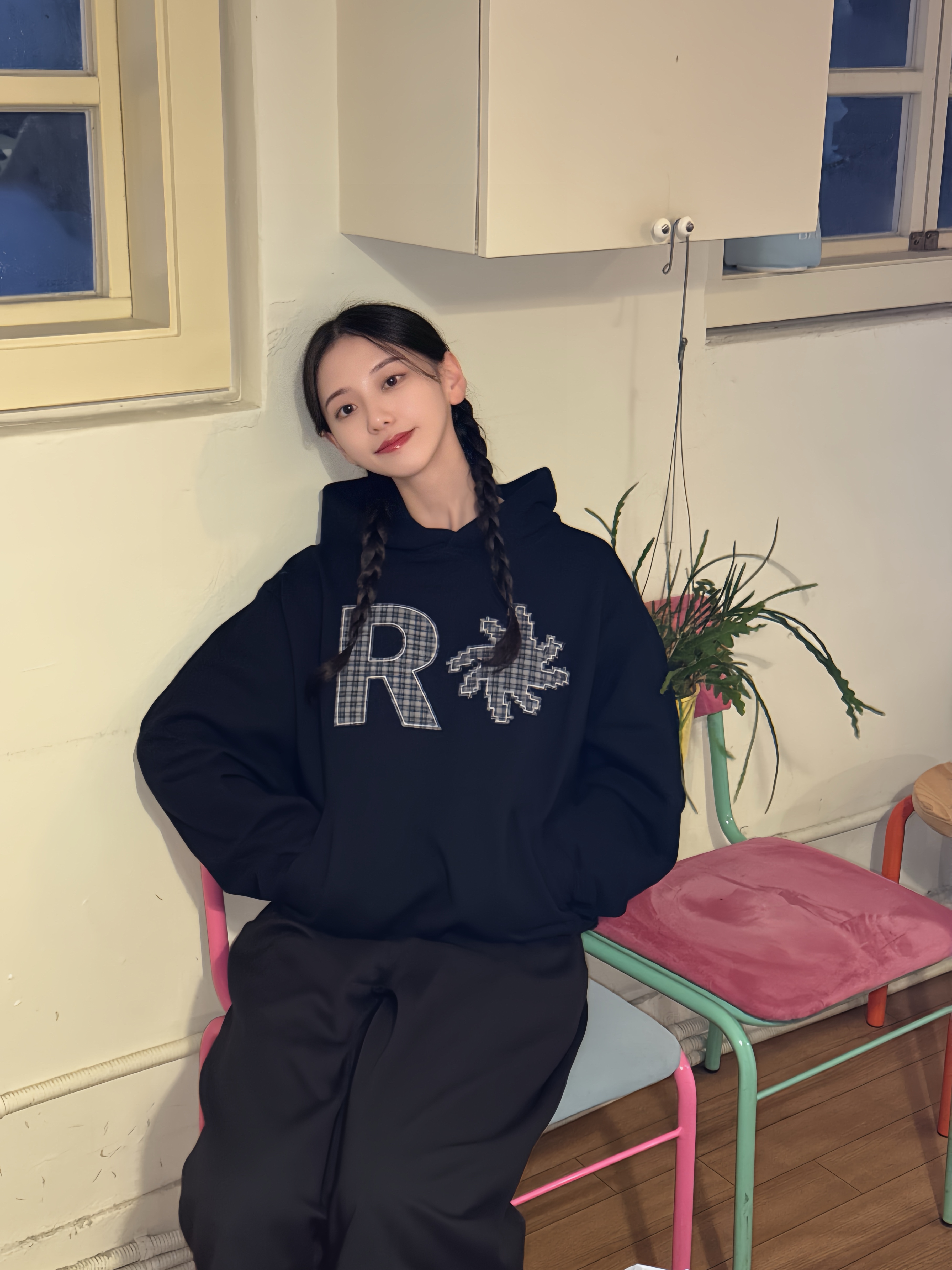 SLOW RECORD HOUSE Check Patch Hoodie Black 착용 스타일 - 2