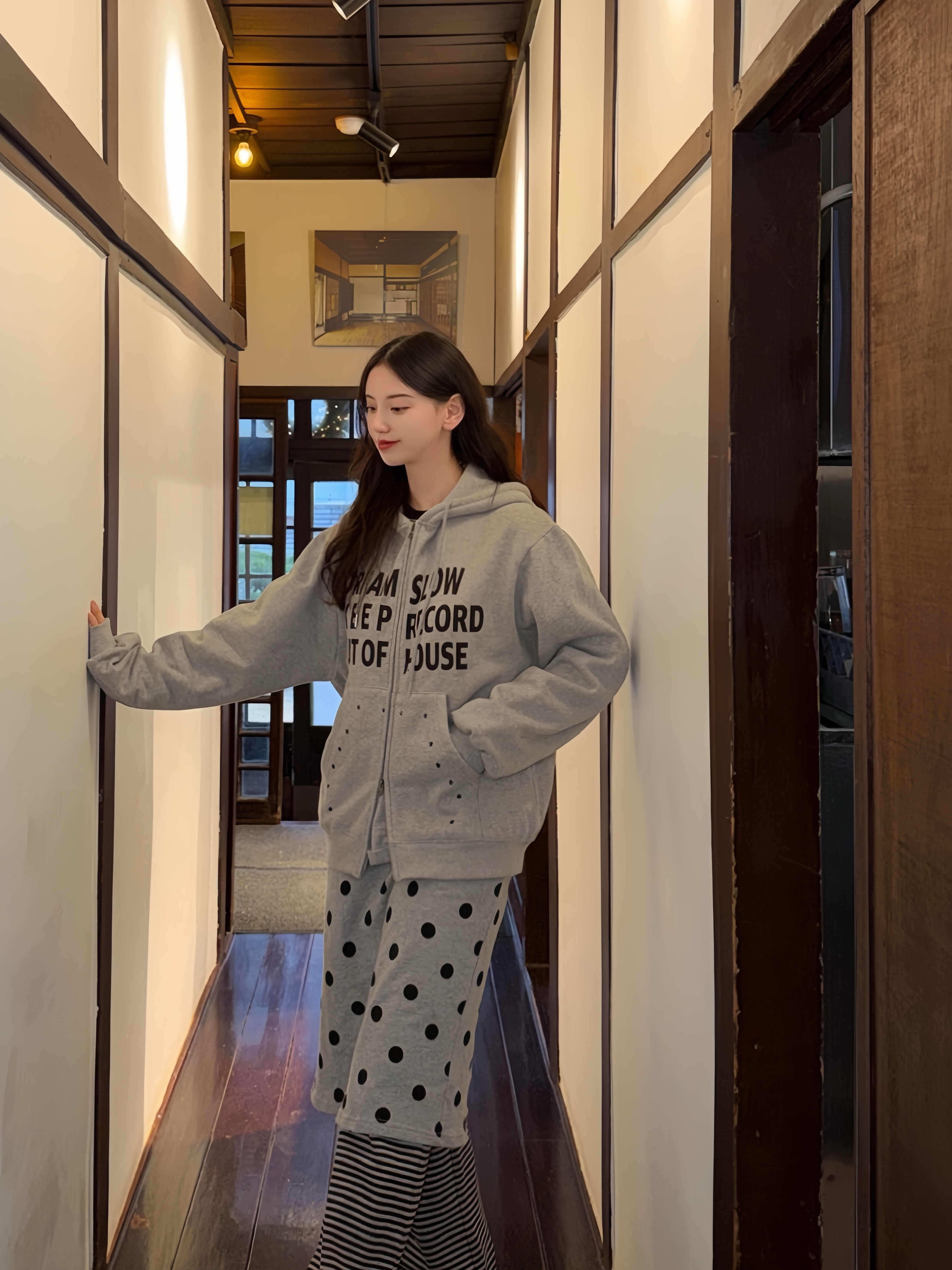 SLOW RECORD HOUSE Typo Star Hood Zip-Up Grey 착용 스타일 - 10