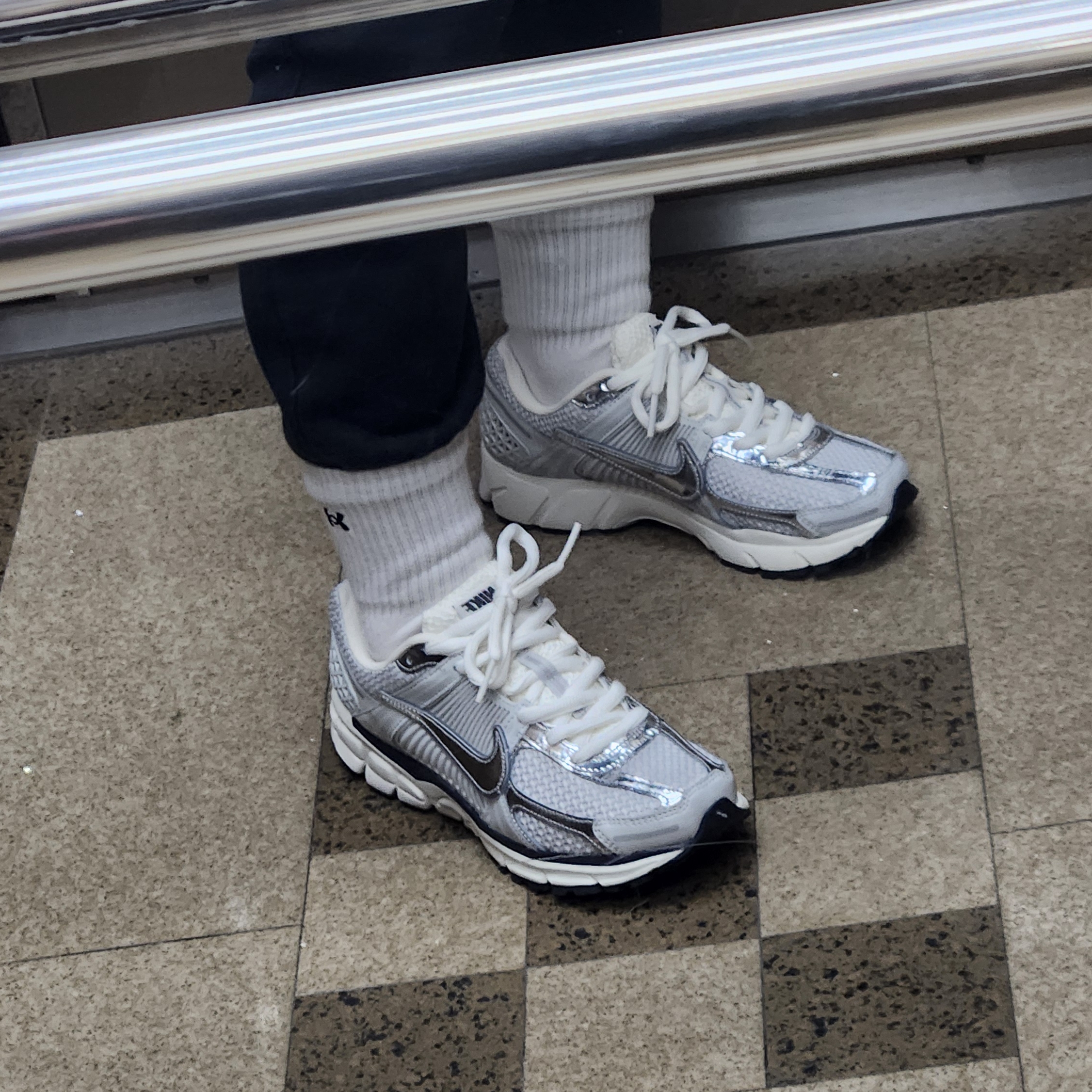 Nike Zoom Vomero 5 Photon Dust Gridiron, Nike NSW Club Fleece Jogger Black - Asia 착용 스타일