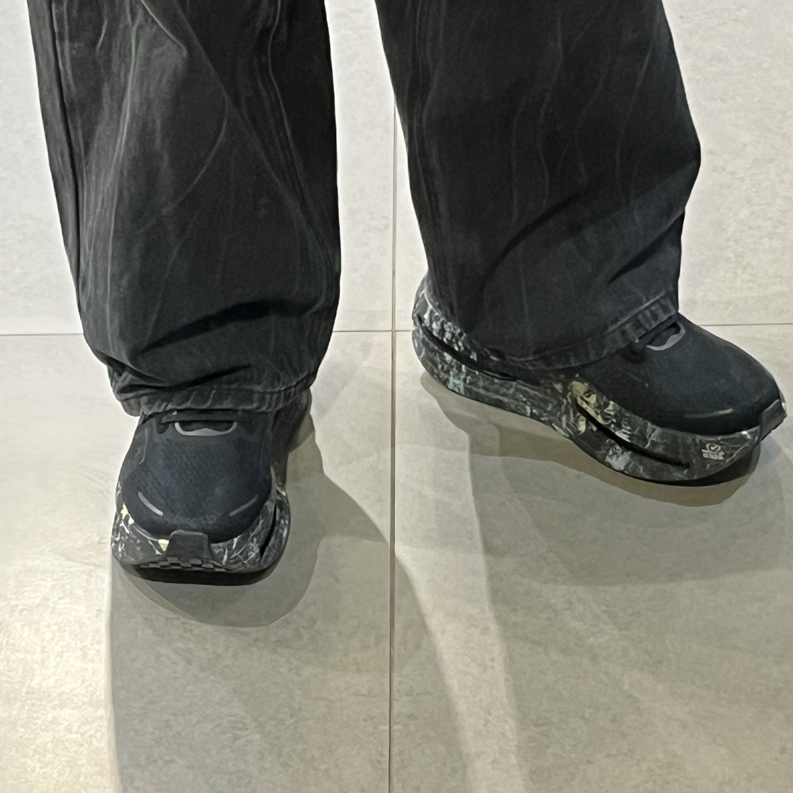 Nike Vomero Premium Black Dark Smoke Grey 착용 스타일